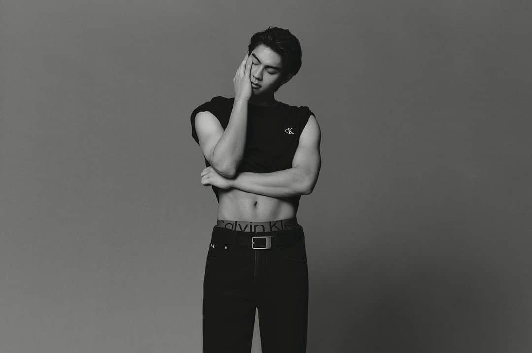 SPURさんのインスタグラム写真 - (SPURInstagram)「Calvin Kleinから2023年秋デニムキャンペーンのビジュアルが届きました✨ まとっているのは、ブライト・ヴァチラウィット、マリーエル・ウチダ、グアンチェンの3名が着こなしています。90年代のスタイルに着想を得たシルエットを現代的にアップデート。大胆なデニムの装いを完成させています。  #CalvinKlein #カルバンクライン #デニム #シュプール10月号 #SPURmagazine #SPUR10月号」9月8日 12時00分 - spurmagazine