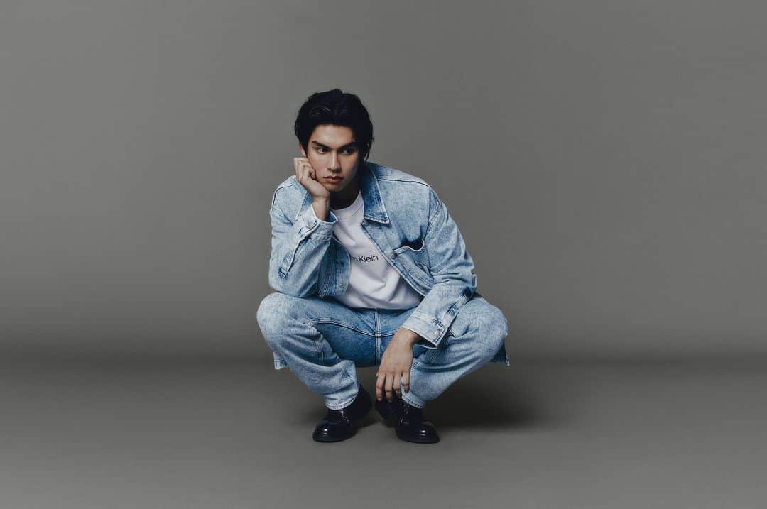 SPURさんのインスタグラム写真 - (SPURInstagram)「Calvin Kleinから2023年秋デニムキャンペーンのビジュアルが届きました✨ まとっているのは、ブライト・ヴァチラウィット、マリーエル・ウチダ、グアンチェンの3名が着こなしています。90年代のスタイルに着想を得たシルエットを現代的にアップデート。大胆なデニムの装いを完成させています。  #CalvinKlein #カルバンクライン #デニム #シュプール10月号 #SPURmagazine #SPUR10月号」9月8日 12時00分 - spurmagazine