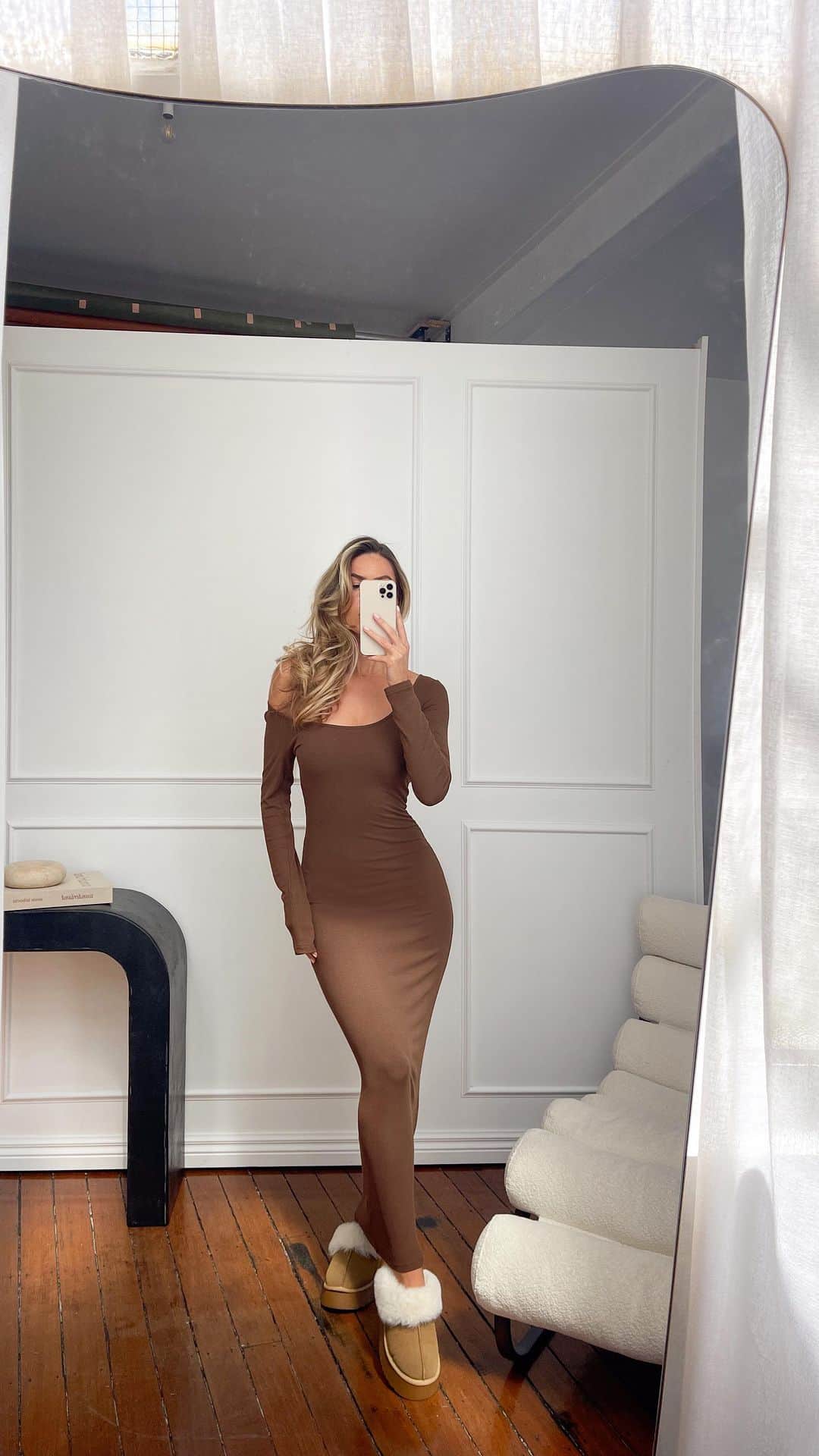 Beginning Boutiqueのインスタグラム：「The perfect Fall staple 🍂 @molly.sammut styles our NEW Lily Brown Long Sleeve Maxi Dress!」