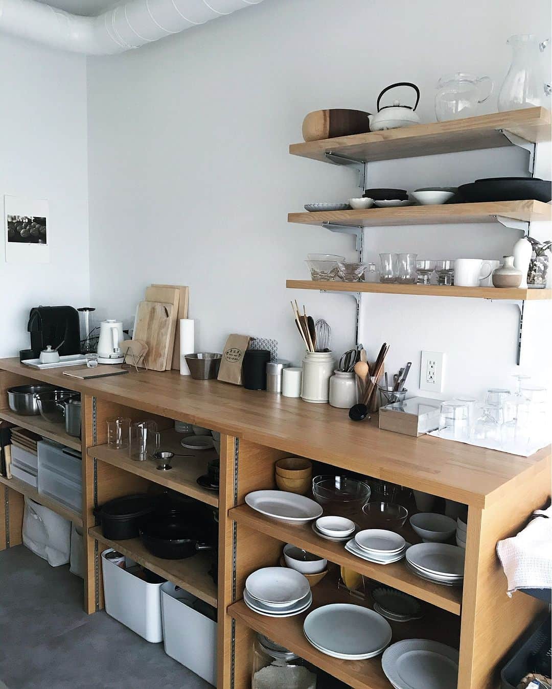 ムクリ［mukuri］さんのインスタグラム写真 - (ムクリ［mukuri］Instagram)「暮らし方に合わせ変化し、育てていけるような場所に。主役級のオープンキッチン  夫婦でそれぞれ好きな空間を作り 家族がゆるやかに繋がれる 有機的な空間を目的としたmiiさんの家づくり。  本編はmiiさんの好きな空間でもあり まだまだ育て中だというキッチンについて お話しくださっています。  無垢材の温かみを感じる 造作のオープンキッチンに ディスプレイのように並べられた 調理道具や器たち。  扉なしのオープン収納を取り入れたのは 掃除のデメリットよりも 作業動作を少なくするため。  作業スペースを広く使えるように 工夫されていたりと 食のお仕事に携わってきた miiさんならではの視点も随所に伺えました。  家族を見守りながら料理ができる 主役級のオープンキッチン ぜひ、ご覧ください。  –––––––––––––––––– ムクリ公式アカウントでは くらしの中にある"好き"や"コダワリ"を毎日お届け。  インテリア、整理収納から家づくりなど 日常で参考になる情報から サラッと読める短編コラムまで ご紹介していますのでフォローしてぜひご覧ください。 ▶︎ @mukuri_official ・  「 #ムクリ 」のタグもいつも楽しく拝見しています☺️  オリジナルブランドは @daily_mukuri  くらしの中にあったらいいいな、 そんな商品を企画・制作、集めています。 ––––––––––––––––––  #キッチン#造作キッチン#キッチン収納#リノベーション#リノベ#くらしの編集#ムクリ」9月8日 12時05分 - mukuri_official