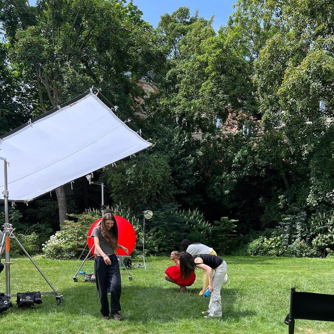 ジジ・ハディッドさんのインスタグラム写真 - (ジジ・ハディッドInstagram)「*making of* le chouchou @jacquemus — such a fun day ❣️🎪」9月8日 12時05分 - gigihadid