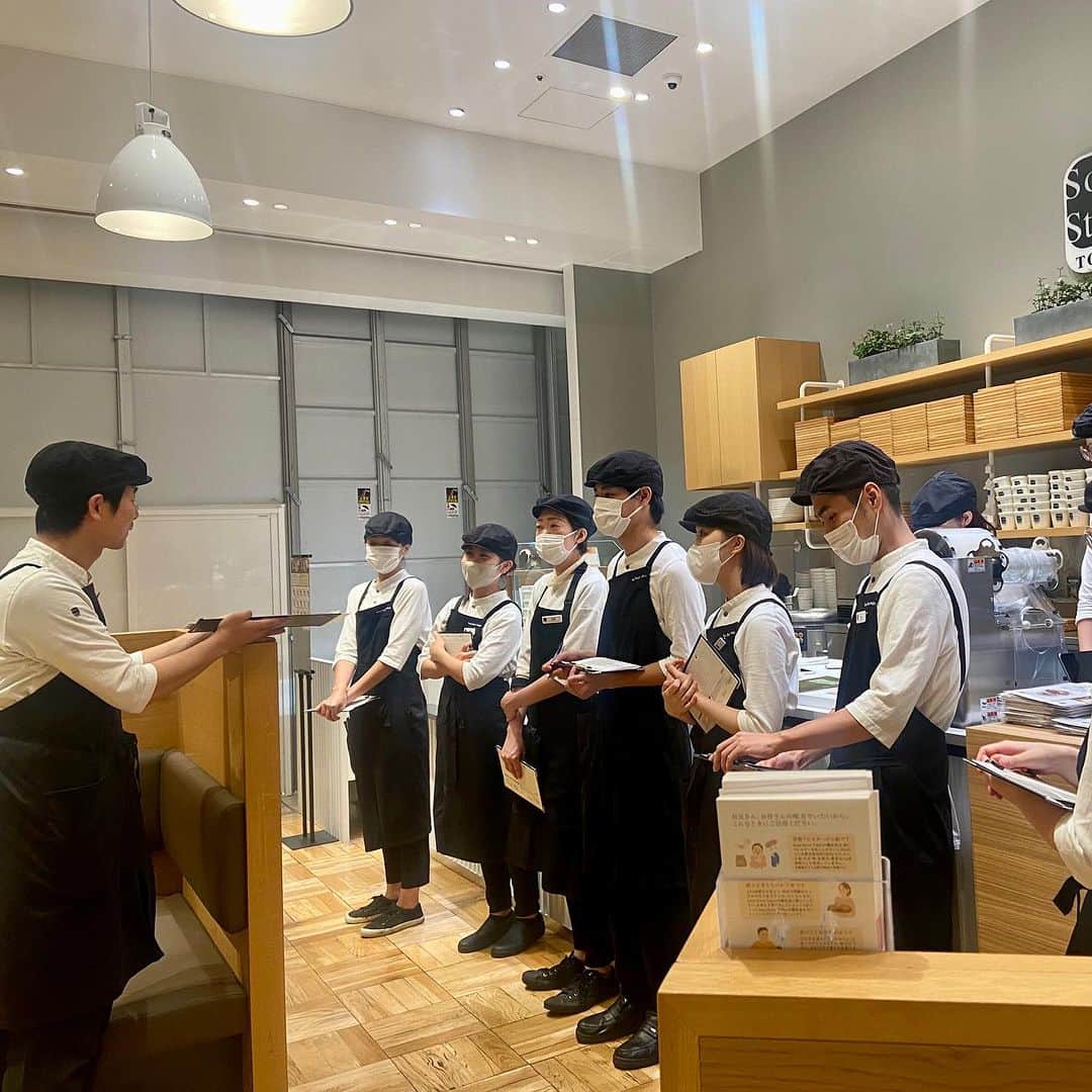 スープストックトーキョー 公式のインスタグラム：「🎊「Soup Stock Tokyoラゾーナ川崎店」9/8(金)リニューアルオープン🎊   Soup Stock Tokyoでは、ご利用いただくお客様へのさらなるサービス向上のため、一部店舗にて改装工事を実施しております。  9/8（金）には、JR川崎駅直結のラゾーナ川崎内にある「Soup Stock Tokyo ラゾーナ川崎店」がリニューアルオープンしました。  リニューアルオープンに先駆け、お客さまをお招きしレセプションを行いました。その様子を一部ご紹介いたします。 ※掲載している写真はお客さまに撮影許可をいただいております  レセプションでは、日ごろからラゾーナ川崎店に通ってくださってる方だけでなく、近隣店舗のお客さま、関西の店舗に通ってくださってた方、お仕事の合間の昼休みにお越しくださった方など、たくさんのお客さまにご参加いただきました。このレセプションをきっかけに、お名前を知ることができたお客さまや、スタッフの顔を知っていただくこともでき、本日からもたくさんのお客さまとお会いできることがより一層楽しみになるきっかけになりました。  手軽なランチに、お買い物の合間の休憩に、仕事帰りのお食事に。それぞれの生活に寄り添い、心まで温かくなるようなサービスを引き続きお届けしてまいります。本日からもお待ちしております。  #soupstocktokyo#スープストックトーキョー#スープストック#スープ#ラゾーナ川崎」
