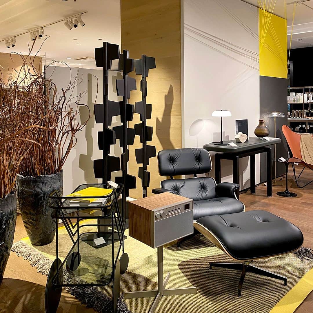 LIVING MOTIFのインスタグラム：「Season Display 2023 Autumn  店内ディスプレイも秋色に。 イエローをキーカラーに、くつろぎの時間を演出。  日の移ろいや月の光をイメージしたラインがポイントです。  www.livingmotif.com #livingmotif #リビングモティーフ #store #roppongi #tokyo #interior #furniture #autumn」
