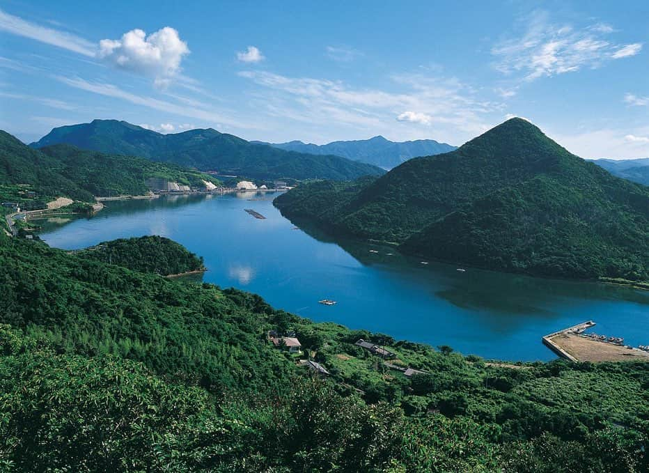 冨永裕輔のインスタグラム：「『冨永裕輔と行く・北部九州と世界遺産「五島列島」への旅』 旅行期間：令和5年(2023年）・12月07日（木）～12月10日( 日）・4日間 　　　　　※　途中から参加できるプランもございます。  訪問地 北部九州：北九州（小倉北区・八幡東区皿倉山・門司港・築上郡築上町・太宰府） 五島列島：長崎西海国立公園（福江島・久賀島・奈留島・若松島）4島を巡ります。  八王子観光PR特使、北九州市文化大使、築上町観光大使を務める冨永裕輔が北部九州の魅力を堪能できるツアーをご一緒します。旅程中にはスペシャルディナーライブも。主催は大成功となったドイツツアーと同じくハッピートラベル。北部九州、そして世界遺産の五島列島を皆さんで満喫しましょう。  定員が24名となっており、旅行代理店ハッピートラベルに申込書と申込金が揃って申込完了となります。 関東からの参加、北九州からの参加、福岡からの参加など、プランもいくつかございますので、ご希望の方には旅行代理店ハッピートラベルから詳細資料をお送りさせて頂きます。 ハッピートラベル092-483-1177までお問い合わせ下さい✨  #ツアー #旅行 #コンサート #北部九州 #北九州市 #福岡 #八幡 #門司港 #皿倉山 #小倉 #小倉城 #築上町 #旧藏内邸 #綱敷天満宮 #浜の宮海岸 #太宰府 #五島列島 #福江島 #久賀島 #奈留島 #若松島 #八王子 #世界遺産 #教会 #島 #ハッピートラベル」