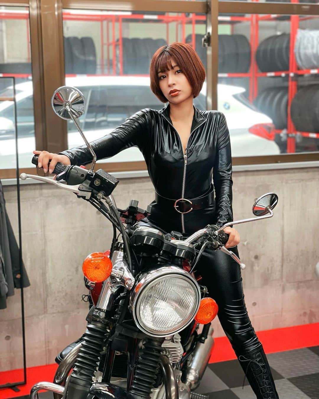 のインスタグラム：「🏍️🖤  三角表示板に代わる 新しい選択🛞  #エーモン #パープルセーバーモト 🟪  新製品CMに出演させていただきました〜！！ キャンペーンも開催中なので是非エーモン工業株式会社様のXをチェックしてください☑️  #バイク #バイク用品 #キャットスーツ #三角表示板 #ツーリング #藤井マリー」