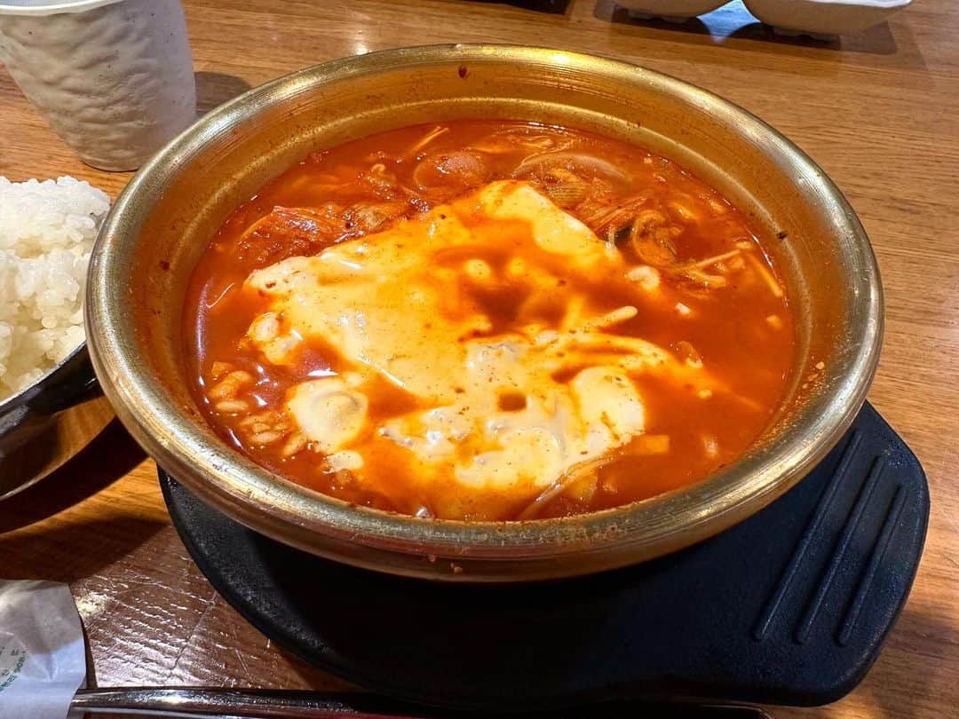 まえちゃんねるのインスタグラム：「今日のランチは、プデチゲ。奇跡的にこの辺りは今雨が降ってない☁️しかも肌寒いので、辛いチゲありがたい🔥ちなみに地元は豪雨らしい😰  #ランチ #今日のランチ #プデチゲ #台風」