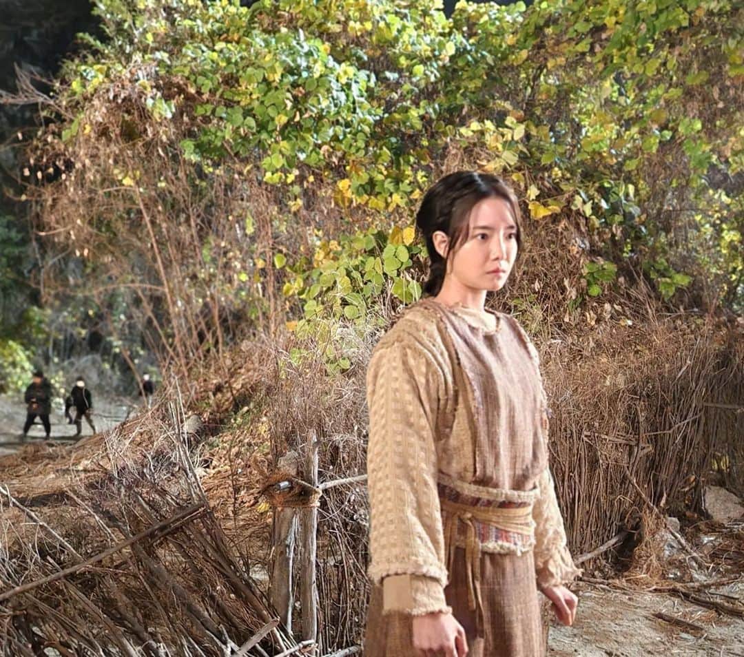 ハ・スンリのインスタグラム：「⠀ ⠀ ⠀ ⠀  내일 밤 9시 20분! tvN '아스달 연대기 시즌 2 <아라문의 검>' 첫 방송👀 예.. 저는 여자 사람입니다...  #tvn #아스달연대기 #아라문의검 #채은」