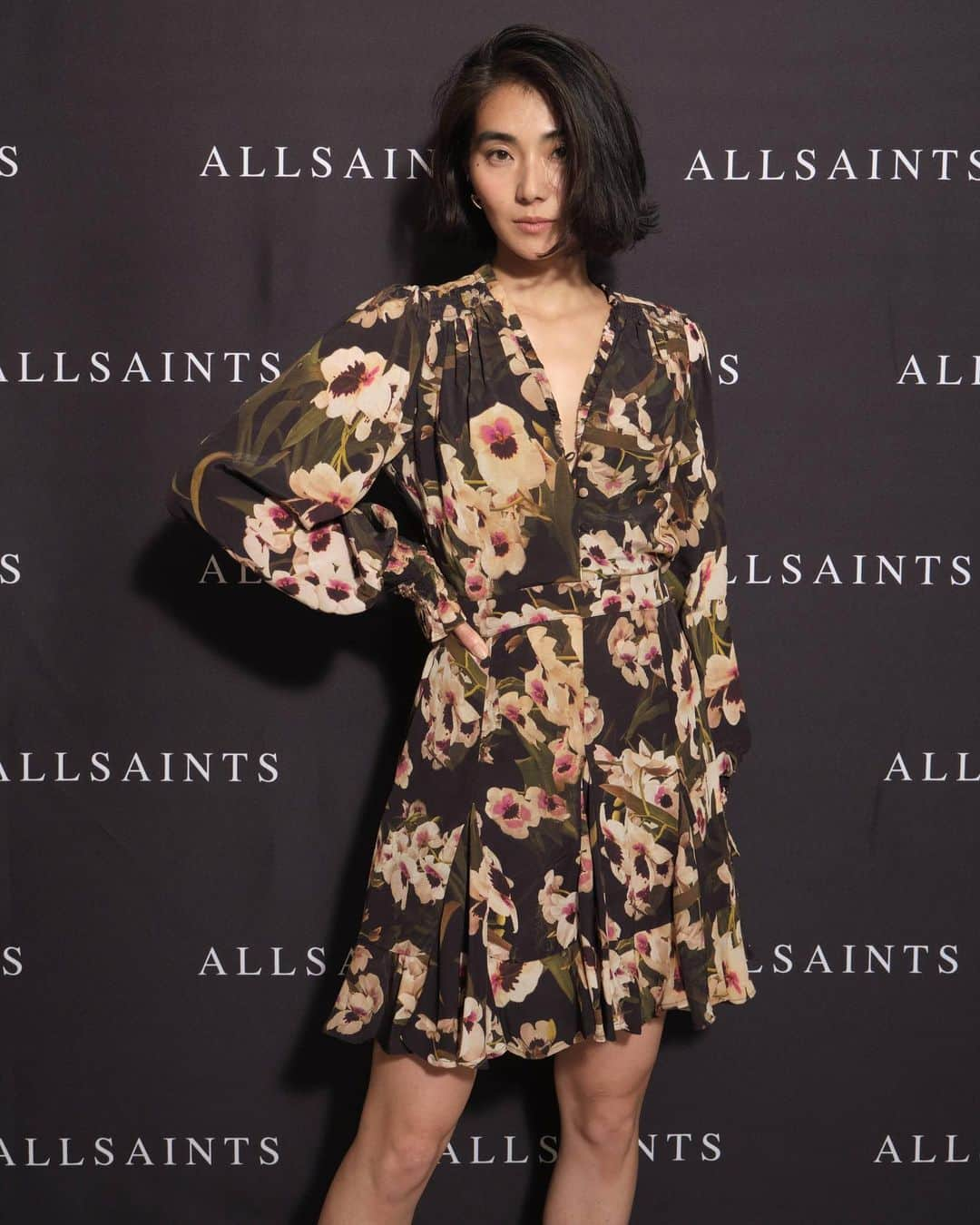 瀬畑茉有子のインスタグラム：「. . 表参道ヒルズに ALLSAINTS @allsaintsjapan  がオープン🎊㊗️✨‼️ . 先日レセプションパーティーに 参加させていただきました🥂 . . イギリスのスタイリッシュで ロックなテイストが素敵だった😩 . . 私には珍しく花柄のワンピース👗 ビンテージ感のある ALLSAINTS の花柄のワンピースは 甘辛くでかっこいいんだよね😮‍💨 . . レザージャケットも めちゃくちゃかっこよかった‼️ . . 表参道ヒルズ2階にあるので 是非覗いてみてね🇬🇧 . .  #オールセインツ #表参道ヒルズ #allsaintsjapan #congratulations  #omotesandohills  #openingparty」