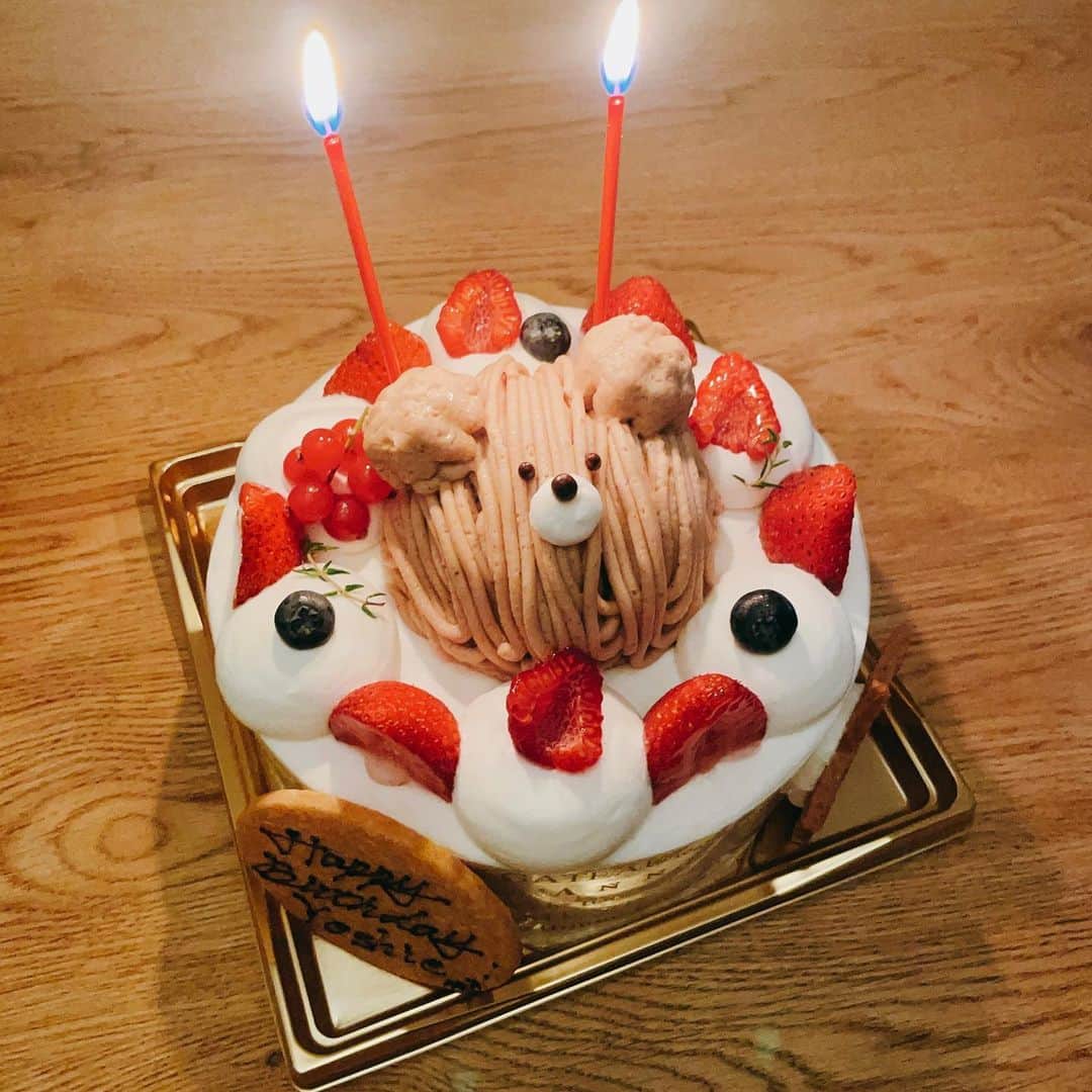 板橋よしえのインスタグラム：「. 昨日！誕生日を迎えました！  びっくりするほどたくさんのお祝いのメッセージをもらって、本当に幸せものです🥲  なかなか会えていなくても、久しぶりにメッセージをくれた友人や元スタッフたち。メッセージはもちろん、連絡をしてきてくれることがすごくうれしかったなああ🥲  普段仲良くしてくれているお友達や家族からの心のこもったメッセージにじーーーーーん。 覚えてくれていてありがとう･･･🥹✨  自分の年齢に毎年びっくりするけど 笑 健康で元気でいられるように、 日々の小さな幸せをちゃんと感じれるように 毎日を心豊かに過ごしたいです。  娘が飾り付けを準備して、わたしが大好きなオムライスを作ってくれて、お手紙たくさん書いてくれて、プレゼントまで用意してくれて。 何度も何度も「ママ、おめでとう！」と言って 一所懸命に喜ばせようとする娘の気持ちがうれしくて 涙がポロポロ･･･。うれしいよー🥲  今年もまた宝物が増えました🥹💌」
