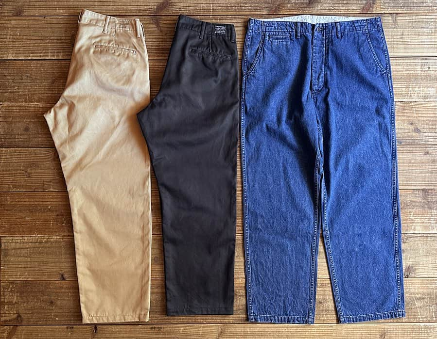 スタンダードカリフォルニアさんのインスタグラム写真 - (スタンダードカリフォルニアInstagram)「「SD 41Khaki Denim Pants Vintage Wash」が入荷しました。  ヴィンテージの41Khakiをベースに穿きやすいバランスにアップデート。 ディテールなどオリジナルの雰囲気は残しつつ、股上、ワタリ、裾幅のバランスを今穿きやすいシルエットへ調整。 生地もヴィンテージをイメージしたハリ、コシ、光沢感のあるマーセライズ加工した上質なウエポン生地を使用し、仕上げにヴィンテージウォッシュ加工を施しました。  更にUS NAVYのデニムパンツをイメージソースにデニム生地で製作したタイプも登場。 こちらも仕上げにヴィンテージウォッシュ加工を施しました。 バックのベルト部分にはミルスペックのプリントを、これが良いアクセントになっています。  SD 41Khaki Denim Pants Vintage Wash has just arrived!!  @standardcalifornia_os  @standardcalifornia_movie   #standardcalifornia  #スタンダードカリフォルニア  #41khaki #bottoms #pants  #ボトムス #パンツ  #internationalshipping  #overseashipping  #worldshopping  #worldshoppingjp」9月8日 12時18分 - standardcalifornia