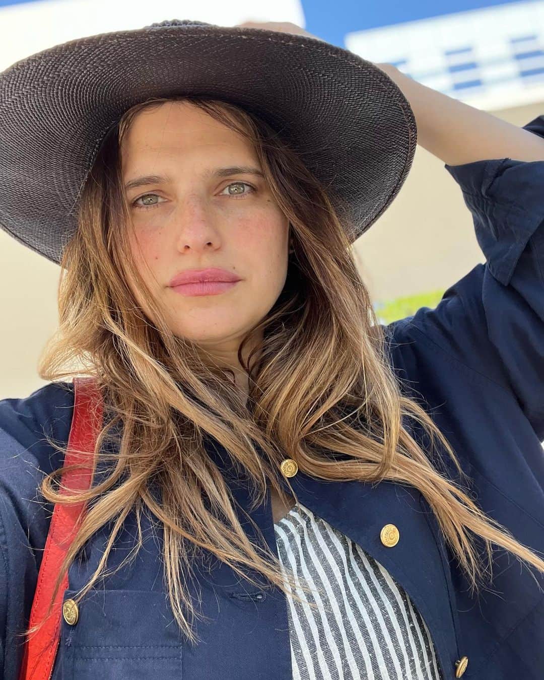 レイク・ベルのインスタグラム：「Bestie appreciation post❤️red bag & stripe shirt @marlowgoodskate」