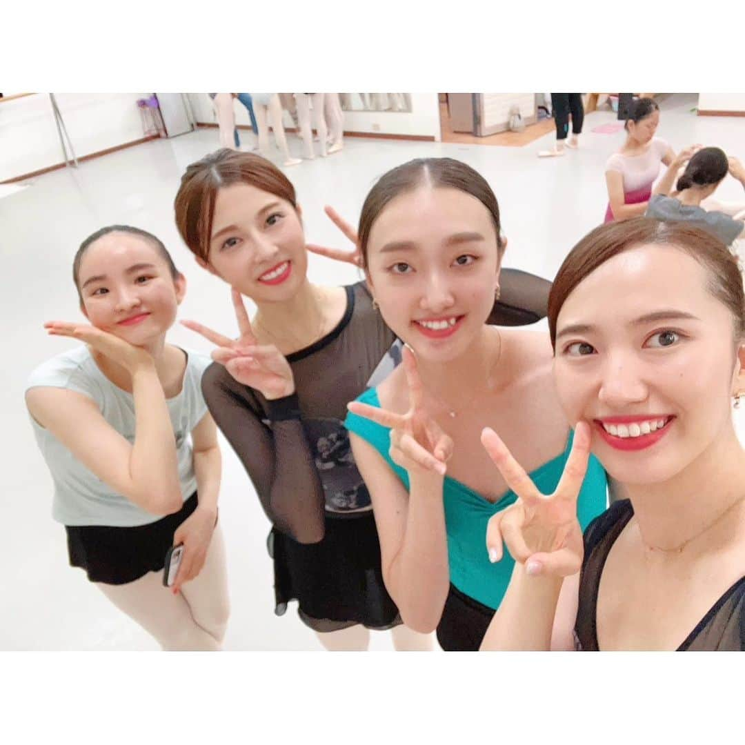 林田雪菜さんのインスタグラム写真 - (林田雪菜Instagram)「ユリコバレエスタジオ30周年記念発表会④ 一緒に写真撮ってくれた皆さん、ありがとうございます🫶  オープニング組、はるとくん、すみれ先生、あんなちゃん、さええま姉妹、ひなのちゃん🪄✨ そして観に来てくれたもえ @moestalive_com 🩵 プレゼントもたくさんいただきました🙏✨  そして本番写真撮れなかった人とは後日スタジオで撮るスタイル😂それでも写真撮れなかった人もたくさん🤦‍♀️  バレエ団で現役バリバリの子も海外組も皆帰ってきてくれて 本当に楽しかったし 皆頑張ってるんだなーって 成長した姿を親心のような気持ちで見ていました🥹  発表会が終わって 皆 元の生活に戻って、新たにスタジオから海外に旅立つ子たちもいて なんだかちょっと寂しくなった🥲  まだ1ヶ月も経ってないけど、また皆で踊りたいなー🥺もう一回30周年記念発表会やりたいね🥹  #ユリコバレエスタジオ #熊本バレエ #yurikoballetstudio #ユリコバレエスタジオ30周年記念公演 #20230813 #バレエ #ballet  #バレエ大好き #まだあと２つくらい投稿あるよ✌️笑」9月8日 12時27分 - hayashidayukina