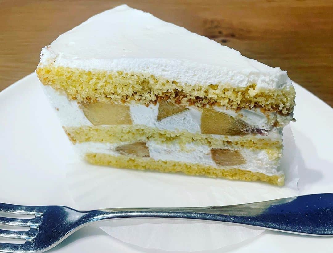 宮田麺児のインスタグラム：「こんな　美しく　美味しいフルーツケーキあるんや。  桃のショートケーキ  #ケーキ」