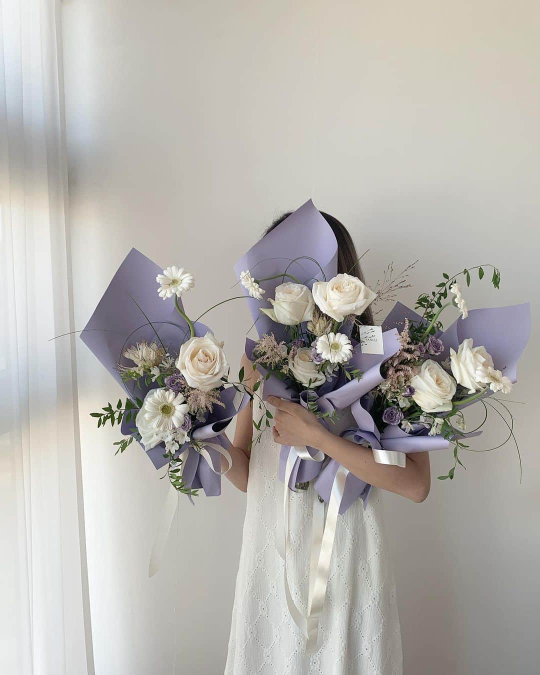 플로리스트 이주연 florist Lee Ju Yeonのインスタグラム：「. . Hongkong class in Vaness Day1 mini handtied 🤍 . @honeycombgleam @phylifleur  @penpenpennnie  @bloomyland.florist  @keitinchuuuu  . 바네스플라워 VANESS FLOWER . Katalk ID vaness52 E-mail vanessflower@naver.com . Paypal payment possible . 서울시 중구 청파로464 브라운스톤서울 101동2806호 📞02-545-6813」
