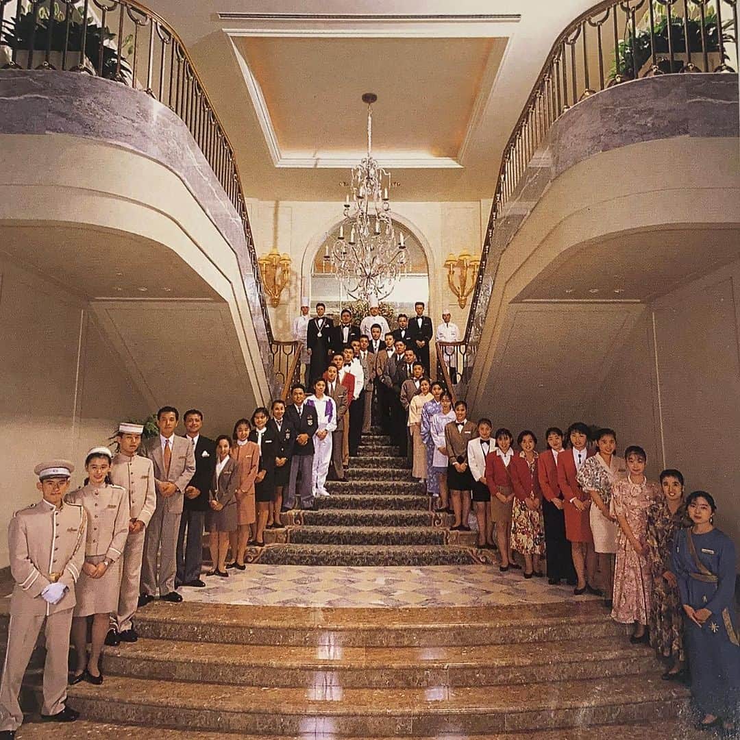 横浜ロイヤルパークホテルさんのインスタグラム写真 - (横浜ロイヤルパークホテルInstagram)「… ＼開業日まであと1週間！／  9月15日の開業日まで1週間を切りました。  開業30周年を記念して、1993年の写真（1枚目）をオマージュしたスタッフの集合写真（2枚目）を撮影しました📸  オープン時の華やかな雰囲気と、多様な制服は今見ても圧巻。変わりゆくものと、変わらないものを受け継ぎながら、現在のホテルがあることを実感する1枚です。  … 空と隣り合う「横浜ロイヤルパークホテル」 @yokohamaroyalparkhotel  #横浜ロイヤルパークホテル #yokohamaroyalparkhotel #royalparkhoteljp #ロイパ #横浜ロイパ #横浜ランドマークタワー #ランドマークタワー #ホテル #hotel #ラグジュアリーホテル #luxuryhotel #横浜ホテル #みなとみらいホテル #神奈川ホテル #国内旅行 #横浜旅行 #横浜観光 #みなとみらい観光 #myyokohama #travel_japan #travel_jp #yokohamatrip #yokohamatravel #yokohamahotel #30周年 #開業30周年 #anniversary #30th」9月8日 12時26分 - yokohamaroyalparkhotel