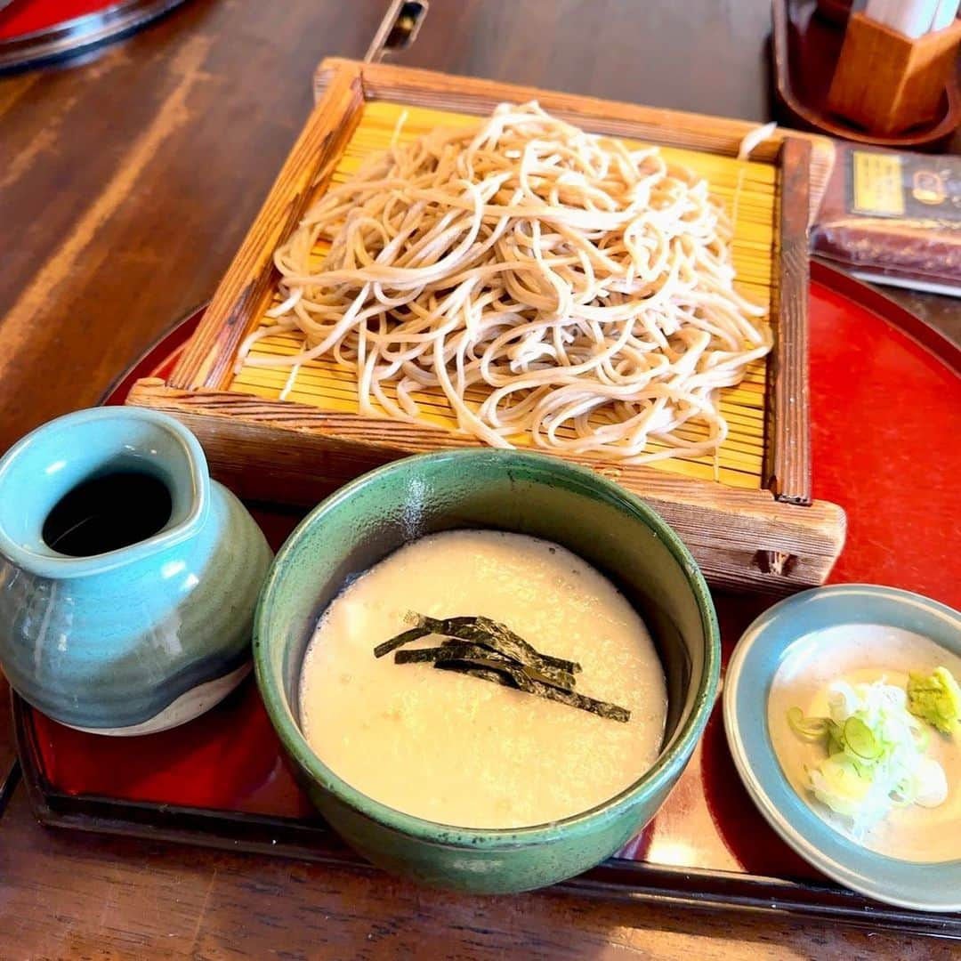 三浦優奈のインスタグラム：「【長寿更科】 📍長野県茅野市  11時オープンで、10:50くらいに駐車場に着いたのですが、関東圏、関西圏から来ている車のナンバーもちちらほら🚗  海外からのお客さんも居て🌏 お話を聞くと…ガイドブックに載っていて気になったとか…📖  11:15には平日で満席になるくらいの人気店でした！  私がいただいたのは 『とろろつけ蕎麦』 美味しかったぁ〜😋💕  #そば #蕎麦 #そば屋 #蕎麦屋 #soba #japanesefood #japanesegourmet #food #gourmet #更科蕎麦 #更科そば #長寿更科 #japanese #Japan #japanesegirl #長野 #長野県 #茅野市 #茅野 #白樺湖 #nagano_japan #nagano #nagano_trip_gallery #naganojapan #長野観光 #そば好き #とろろ蕎麦 #とろろそば #ざるそば #ざる蕎麦」