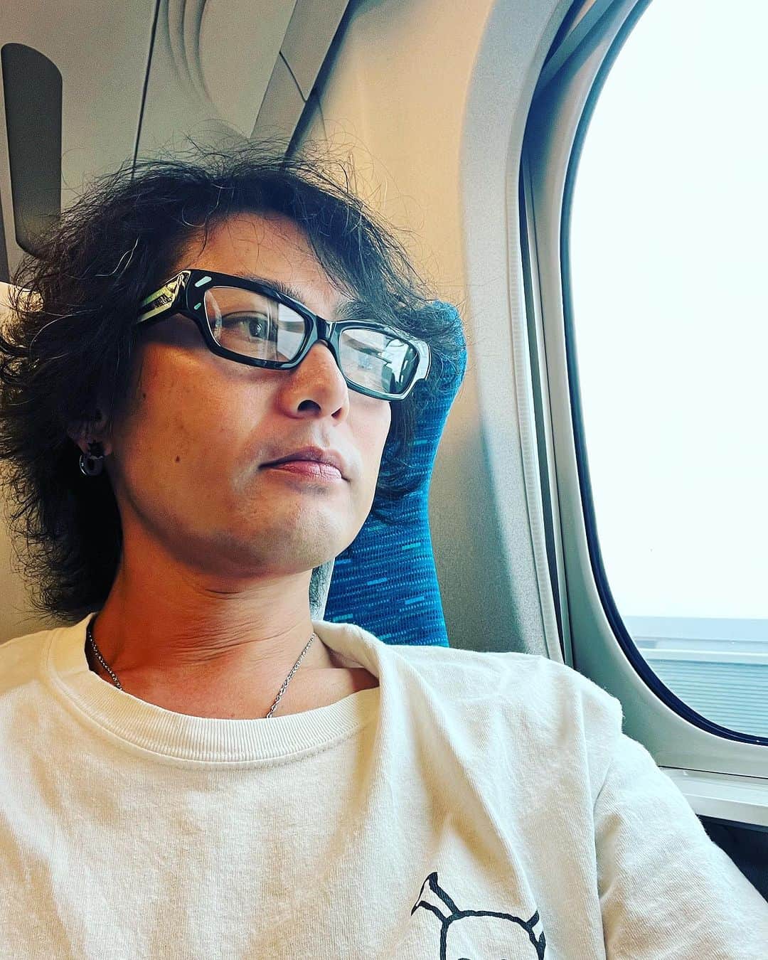 のインスタグラム：「本日から3連チャンで”まっちゃん祭り” 神戸へ向かっております。 飛行機で移動だったのだが、台風の影響で新幹線で移動。 豪華出演者揃っております！ 是非遊びに来て下さい〜！ 「まっちゃん祭Vol.4」 9/8(金)  神戸 CHICKEN GEORGE 9/9(土)  名古屋 THE BOTTOM LINE 9/10(日)新宿 LOFT」