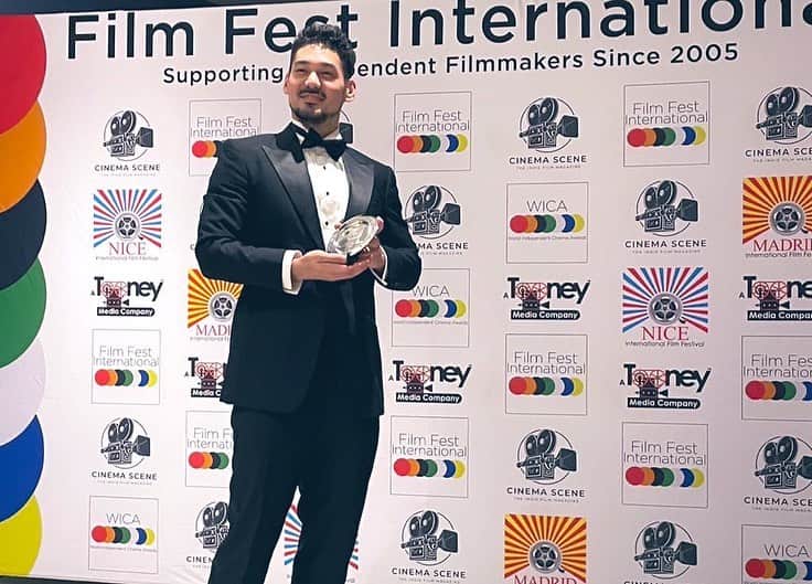 spiのインスタグラム：「最優秀外国語主演男優賞授賞いたしました‼️  応援ありがとうございました‼️‼️  芝居力を素直に認めていただけた気がして本当に嬉しいです‼️  やってきた事は間違ってなかったんだと、硬い確信と大きな自信に繋がりました‼️  ファンと監督と日本チームのみんなで勝ち得たトロフィーだと思ってます‼️  本当に感謝の気持ちでいっぱいです‼️  これからも日本を代表するエンタメの人間として、日本はかっこいいんだと世界にアピールする社会貢献と、世界への挑戦を続けて行きたいと思います‼️  是非引き続きお力添えのほどよろしくお願いいたします‼️  それでは、「SINGULA」日本での上演を是非楽しみにしていて下さい‼️この度は本当にありがとうございました‼️」」