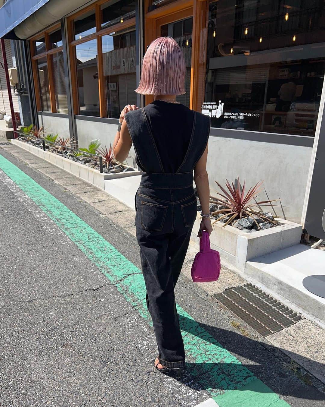 annaさんのインスタグラム写真 - (annaInstagram)「.  まだ髪の毛が超ピンクだった時💗 この日もcafe巡り☕️🫶 ここのcoffee好き〜☺️  この日着てた @apretro_official のサロペットが めっちゃ可愛かった😍！ しかもこれサスの部分取り外しできて 2wayなんだよね、最高😋💗💗  #秋コーデ#サロペット#プチプラ#プチプラコーデ#大人カジュアル#オトナカジュアル#カジュアルコーデ#カジュアル#デニム#デニムサロペット#158cmコーデ#骨格ナチュラル#きょこ#30代ファッショんと#apretro#アプレトロ#zozotownおすすめブランド」9月8日 12時32分 - 12anna23