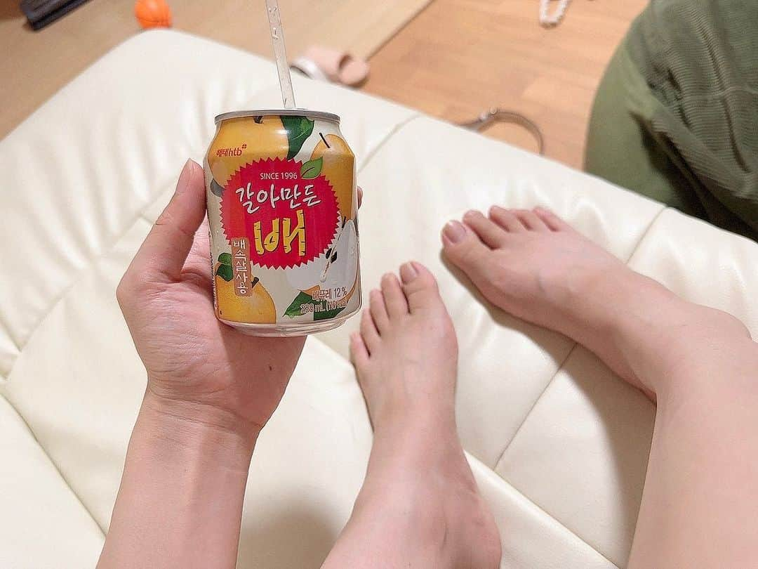 釘町みやびのインスタグラム：「🍐  最近この梨ジュースハマりにハマって、 無事買い溜めしてます🥹✨  行きつけの美容院さんでも出してくれるんだけど、 おうちでも飲みたくてつい…♡  今から名古屋だけど、 地元でも最寄り駅付近にあるから買おうかな〜✌🏻💗  あ、月見パイも買わなきゃ…！(使命感)  ． ．  #韓国  #韓国グルメ  #梨ジュース  #甘党  #水分補給  #美脚  #足  #足指  #裸足  #部屋着  #キャミソール  #korea  #juice  #feet  #baresoles  #loungewear」