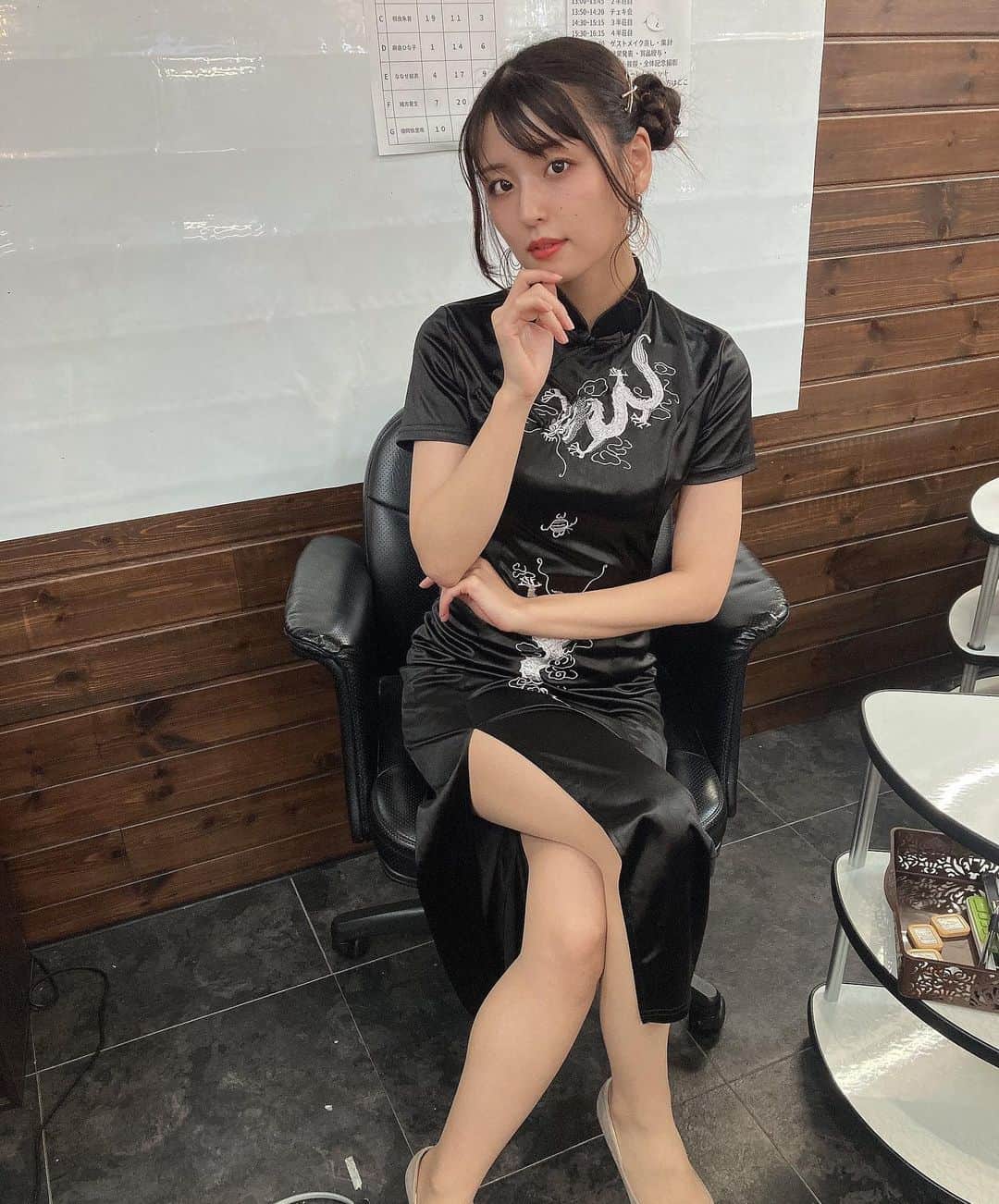 竹本茉莉のインスタグラム：「. 大会のゲストでチャイナドレス着せてもらいました🐼 皆さんが撮ってくれたお写真が激盛れだったので載せます🐼 めっちゃついてて3位だったの！」