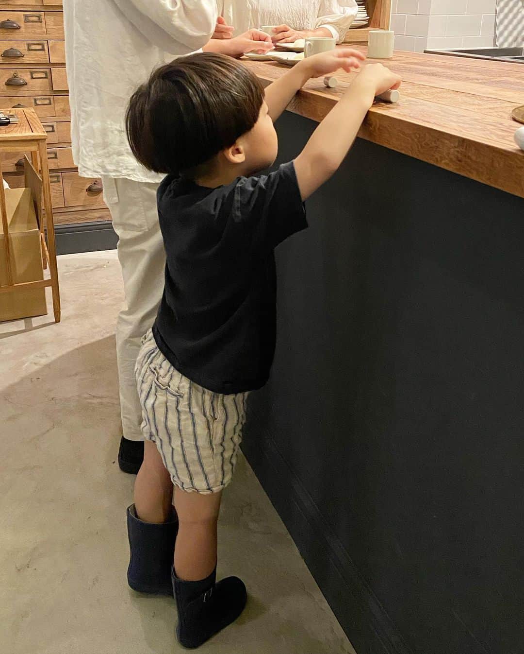 渡辺有子のインスタグラム：「今日から幼稚園二学期スタートのはずだったのだけど、台風で休園🌀 母の仕事に同行…LABでの「夏果茶会」準備に（文字通り）お邪魔🤭 （尚子ちゃんお茶会前にすみません💦） @chanowanaoko   2ヶ月と長かった夏休みがようやく終わった〜！と思ったのになぁ😭  皆さまも台風、お気をつけてお過ごしください☔️」