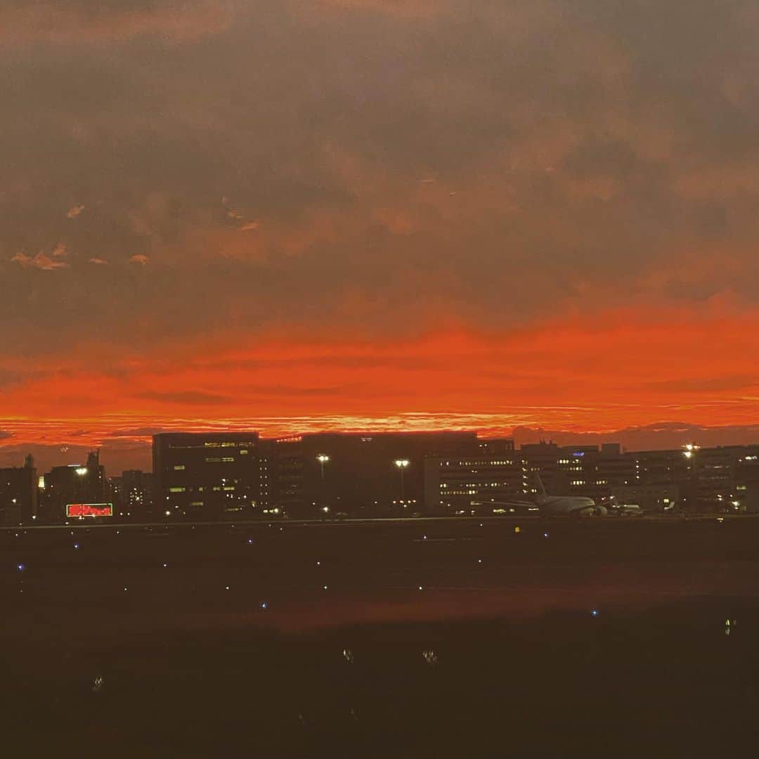 長与千種さんのインスタグラム写真 - (長与千種Instagram)「・ 夕焼けが赤かったー✨ 滑走路が混み合っていたのかなぁ 中々飛び立てなくて 辺りはすっかり暗くなってから。  日本の夜景は久しくみていなかったので ゆっくり堪能した👍  目覚めると… アメリカ🇺🇸だった 眼下に広がる広大な土地を見るとアメリカはやはり大きいなぁ。  ・  #ロサンゼルス」9月8日 12時38分 - chigusanagayo