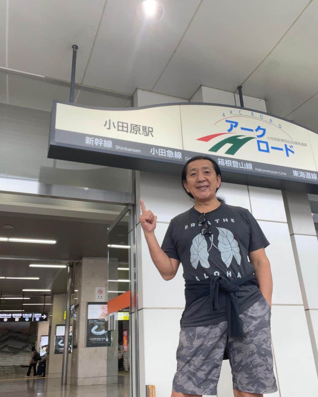 Ken Harakumaのインスタグラム：「明日から始まるケンハラクマ南足柄市ヨガイベント❣️ 詳細・参加申込はInstagramトッププロフィールlit.linkページケンハラクマスケジュールからご覧下さい。 台風🌀より一足お先に小田原到着❣️ 駅中の箱根ベーカリー🥯🥐☕️で事務仕事を兼ねてお茶してまーす。 明日からご参加いただく皆さーん、お会い出来るのを楽しみにしていまーす🙏🙏🙏 @international_yoga_center  #小田原  #南足柄  #ヨガ  #アシュタンガヨガ  #マイソールクラス  #ラジヨガ体操  #ケンハラクマ」