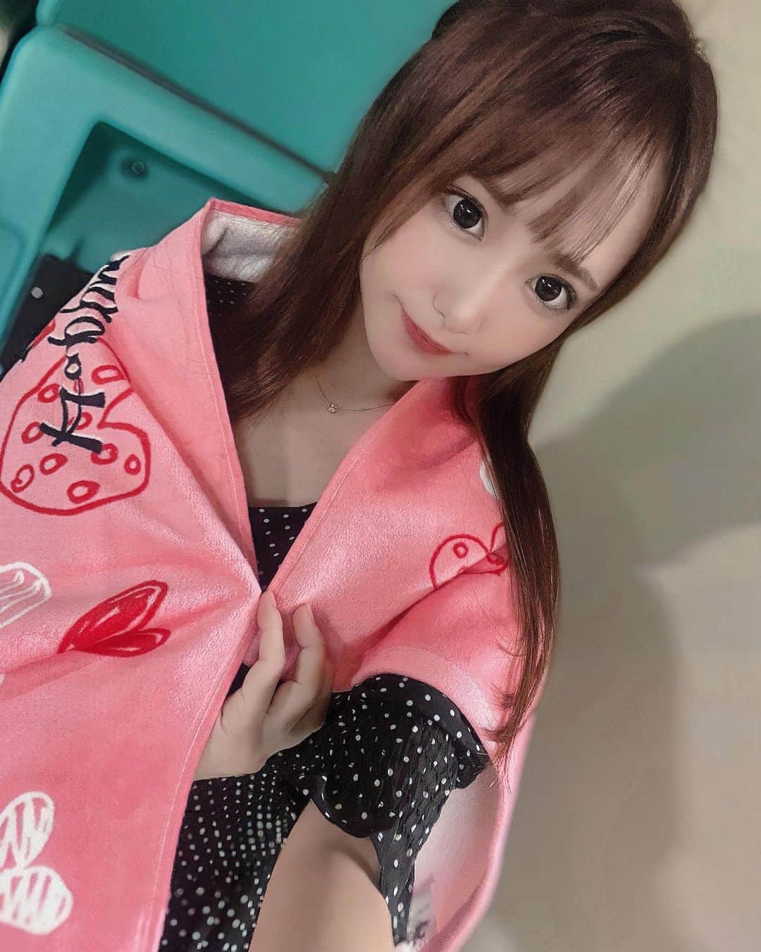 愛田杏奈のインスタグラム：「. . 長渕剛BirthdayLive🎤参戦してきました❤️ . 67歳だなんて信じられないぐらいのかっこよさと肉体美と色気と体力だった❤️ バースデータオルはまるでアイドルグッズかのようなピンクでハートいっぱいラブリーでかわちかった❤️ . . やっぱりライブは最高だねぇ。 . "人に拳を向けるのではなく、天に拳を掲げろ" って、、、かっこよすぎたぜつよしぃ。 . . . あ、ちょっと前髪切りすぎちゃった (笑) . .  #長渕剛 #長渕剛ライブ  #長渕剛グッズ #ライブ #live #日本武道館 #武道館 #九段下駅 #selfie #自撮り#アラサー女子 #髪色チェンジ  #ピンクベージュ #秋色ヘアカラー #instagood #likesforlike」