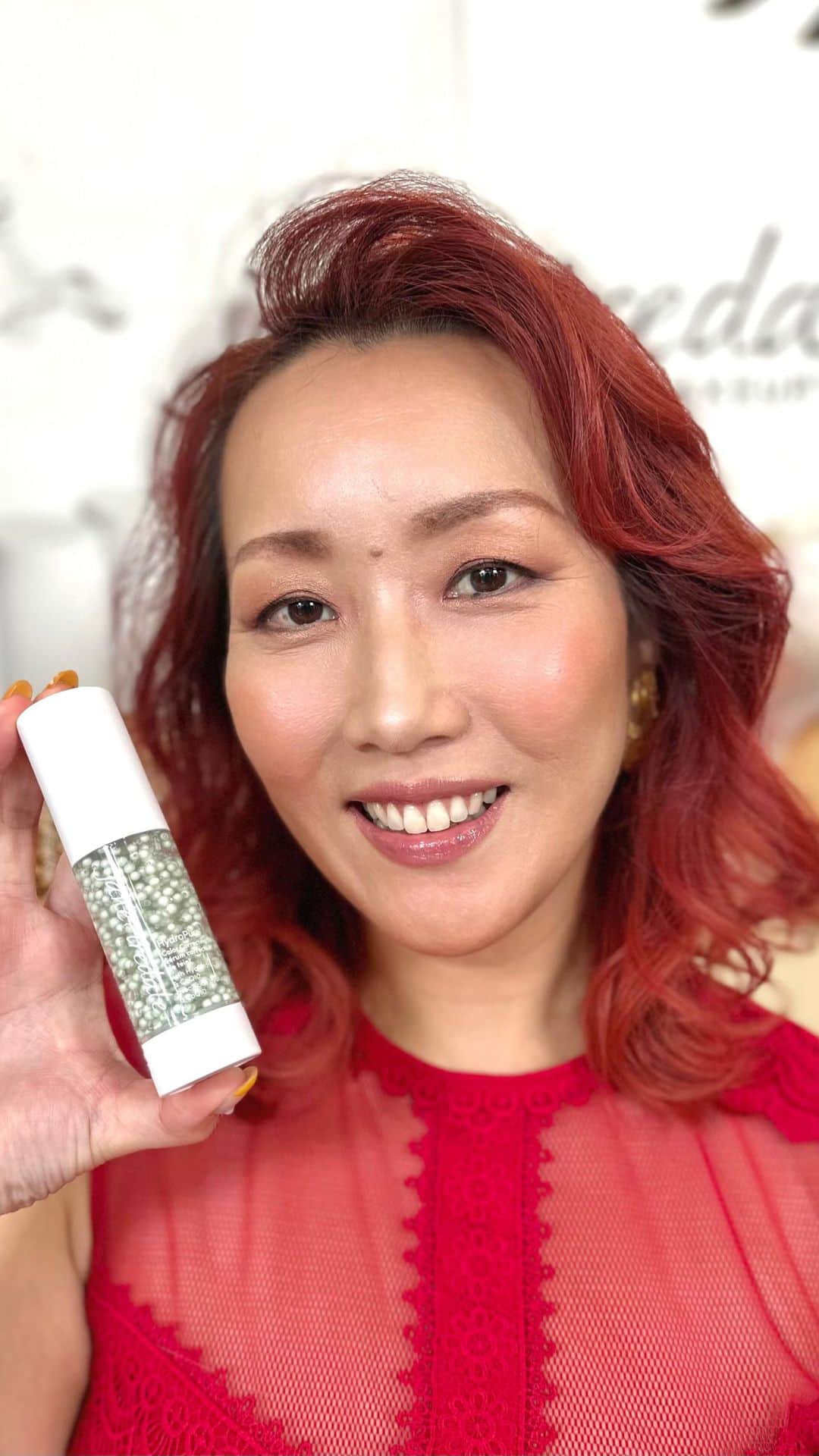 ジェーン・アイルデールのインスタグラム：「【LIVE】✨ソプラノ歌手森谷真理さん再登場✨ 日本を代表するオペラ歌手でありジェーン・アイルデールのBig fanでもある森谷真理さん、10/31開催の王子ホールでリサイタルに向けその意気込みも語っていただきつつ発売日ヒミツの情報解禁前なホリデーコレクション🎄でメイクアップさせて頂きました❤️ デイリーにも華やかなシーンにも応用できる簡単キレイテクニック併せてご覧ください。 次は10月よりびわ湖ホールでフィガロの結婚、伯爵夫人役だそうです  森谷さん💕いつもありがとうございます」