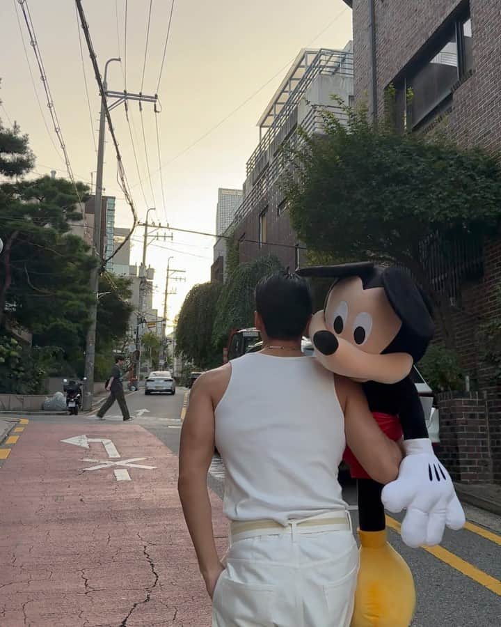 ウィ・ハジュンのインスタグラム：「’최악의악‘ 9월27일  오직 디즈니플러스에서! 🔥(미키 납치) @disneypluskr」