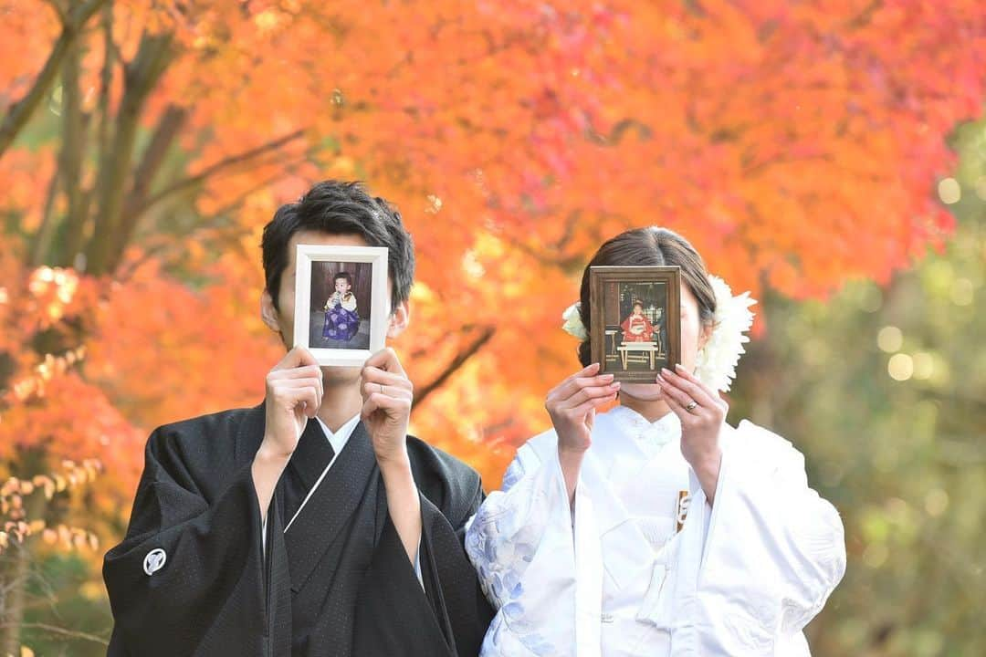 ラ セーヌ マリアージュ四日市のインスタグラム：「秋婚の方必見🍁⠜ 和装前撮りポーズをご紹介！  普通のポーズ以外も楽しみたい！ そんな時にオススメなのが #顔隠しショット ✨  幼少期のお写真や扇子・お面で、 遊び心のあるおちゃめなお写真を撮りませんか？  ラ セーヌ マリアージュ四日市では、 お写真撮影の際のグッズにお持ち込み料は、 いただいておりません！  ぜひお気軽にプランナーにご相談ください！！    #和装ウェディング #和装前撮り #秋婚  #ウェディングフォト  #ウェディングヘア  #和装小物  #三重平安閣#三重安閣グループ#披露宴#結婚式 #チャペル#ウエディングドレス #式場探し  #ウェディング準備 #花嫁DIY #ナチュラルウェディング  #プレ花  #和装ヘア #和装結婚式  #和装花嫁  #和婚  #フォト婚#フォトウェディング #東海プレ花嫁 #プレ花嫁#四日市結婚式場#和装花嫁  #撮るウェディング#和装前撮り」