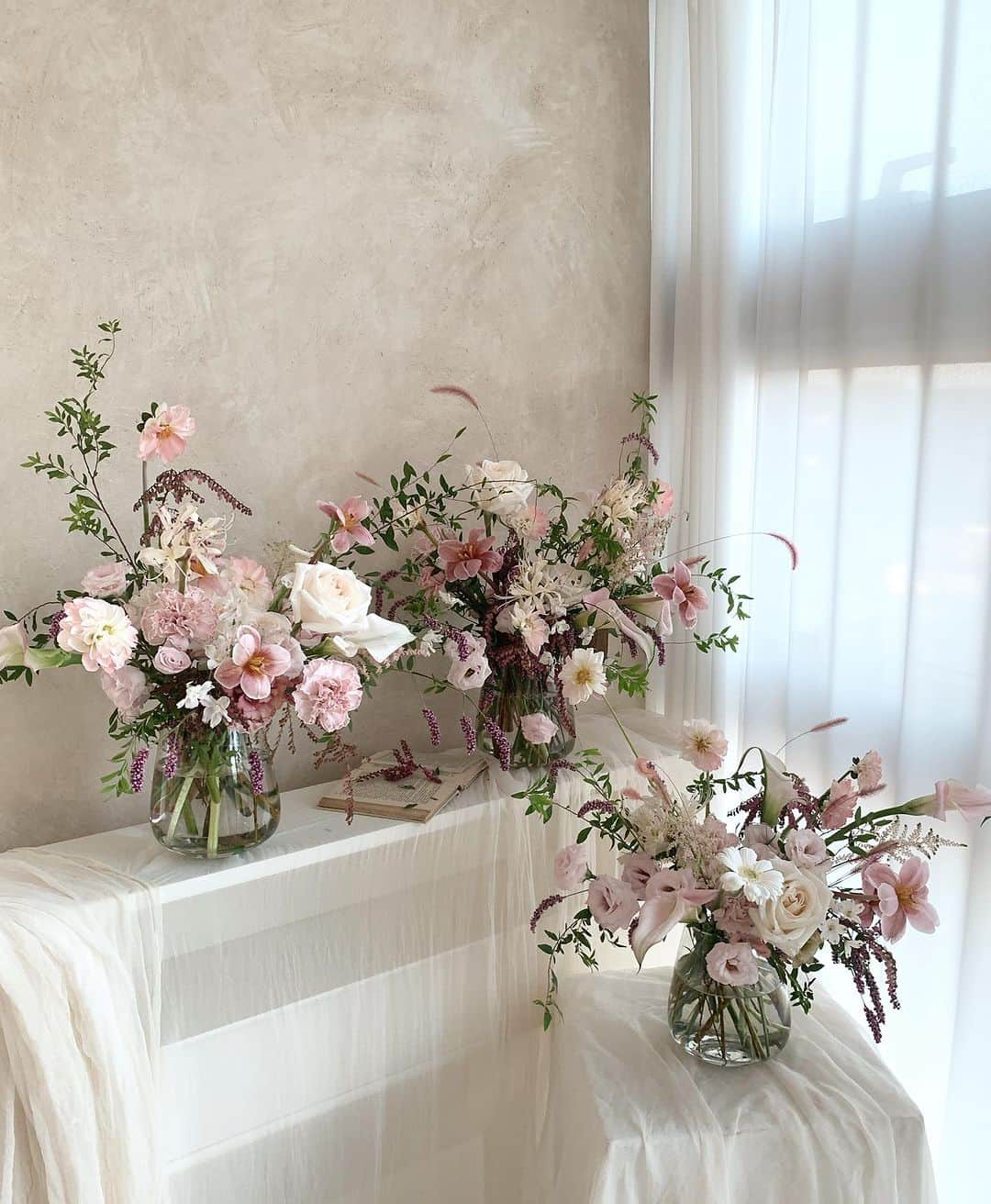 플로리스트 이주연 florist Lee Ju Yeonのインスタグラム：「. . Hongkong class in Vaness Day1 vase arrangement 🤍 . @honeycombgleam @phylifleur  @penpenpennnie  @bloomyland.florist  @keitinchuuuu  . 바네스플라워 VANESS FLOWER . Katalk ID vaness52 E-mail vanessflower@naver.com . Paypal payment possible . 서울시 중구 청파로464 브라운스톤서울 101동2806호 📞02-545-6813」