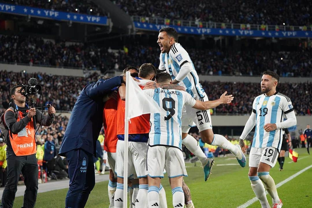 レアンドロ・ダニエル・パレデスのインスタグラム：「Importantísimo arrancar de esta manera 👏🏽🇦🇷💙⚽️ @afaseleccion  #vamosargentina」