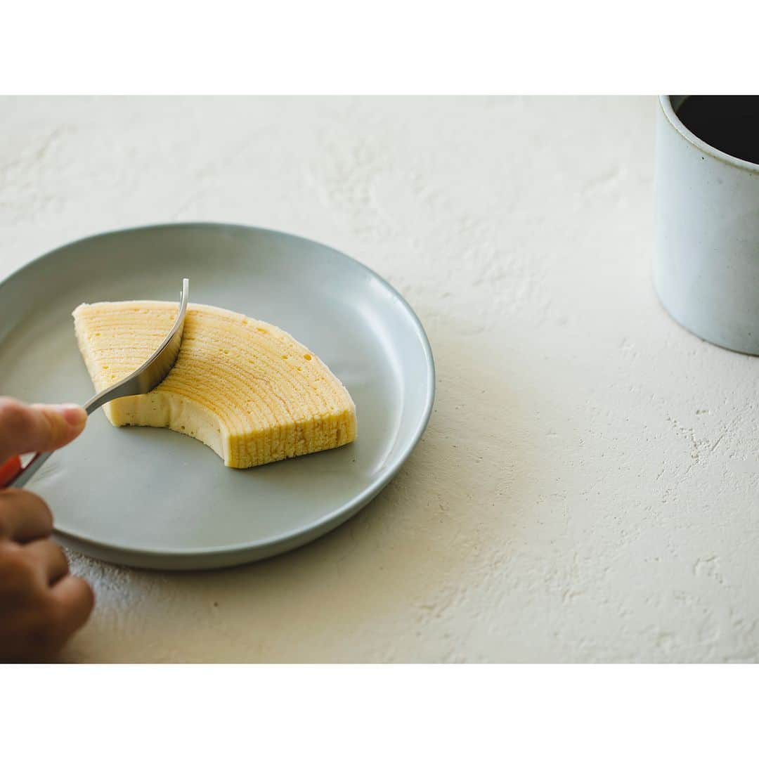 ユーハイム公式さんのインスタグラム写真 - (ユーハイム公式Instagram)「層を断つように食べますか？ 一層一層はがしながら食べますか？  #ユーハイム #バウムクーヘン #スラッシュゼロ #おやつ #ユーハイムバウム」9月8日 13時00分 - juchheim1909