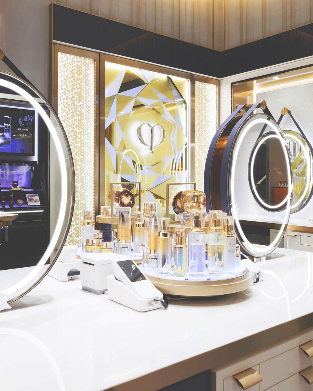 Clé de Peau Beauté Officialさんのインスタグラム写真 - (Clé de Peau Beauté OfficialInstagram)「Step into a world of luminous luxury at our new Radiance Counters, thoughtfully designed to create a delightful experience for all who stop by. Inspired by the theme “Infinite Radiance”, these beauty counters in countries and regions such as China, Hong Kong and Japan feature warmly-lit spaces, interactive displays and retreat-like cabins for you to unwind and enjoy your personalized skincare treatment. You can find these new counters at:  - Xin Hai Gang, Hainan - Xindu New Century, Chongqing - Isetan Shinjuku, Tokyo - IFC, Hong Kong」9月8日 13時00分 - cledepeaubeaute