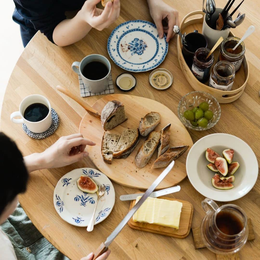 北欧、暮らしの道具店さんのインスタグラム写真 - (北欧、暮らしの道具店Instagram)「毎日の食卓がこれ一つで華やかに。 北欧生まれのオードブルトレイ  - - - - - - - - - - - - - - - - -   一日の始まりや特別な日。 食卓にお気に入りの道具を並べて、 ちょっとした贅沢じかんを味わいませんか。  今回ご紹介するのは Skandinavisk Hemslojd社がつくる ハンドメイドのオードブルトレイです。  全ての工程が職人さんたちの手作業で 丁寧につくられた温もりのあるアイテム。  どんな料理をのせても 食卓がぱっと華やかになるんです。  毎日の朝食でパンをのせるのはもちろん、 クリスマスなどのホームパーティに使ったり。 カッティングボードにもなるから 食卓で切り分けてもいいですね。  素材は北欧に育つ天然木。 なだらかなフォルムは触りごごちも柔らかで、 使えば使うほどに色に深みが増していきます。  立てかけるだけでも素敵な佇まいは、 使っていないときも癒しをくれる 「道具」でありながら「作品」のよう。  毎日の食卓もお部屋の風景も、 きっともっと素敵になるはずです。 皆さんもぜひ取り入れてみてください。  . ーーー 掲載のアイテムはこちら▼ ーーー . ☑︎スウェーデン/SKANDINAVISK HEMSLOJD/オードブルトレイ（カッティングボード） . 🎁「クラシ手帳2024」プレゼントキャンペーン実施中！お買いものいただいた方に、当店オリジナルの手帳を無料でお届けいたします。 . ▶︎ プロフィールのリンクから、お値段・サイズなど詳しい情報をご覧いただけますよ。→@hokuoh_kurashi . #SKANDINAVISKHEMSLOJD#オードブルトレイ#カッティングボード#スウェーデン #kitchen#kitchendesign#kitchenware#food#foodstagram#キッチン#キッチン雑貨#台所#ごはん#朝ごはん#モーニンング#休日ごはん#ランチ#夜ごはん#ディナー#料理#シンプル#シンプルライフ#シンプルデザイン#暮らしを楽しむ#日々の暮らし#北欧#暮らし#北欧暮らしの道具店」9月8日 13時01分 - hokuoh_kurashi