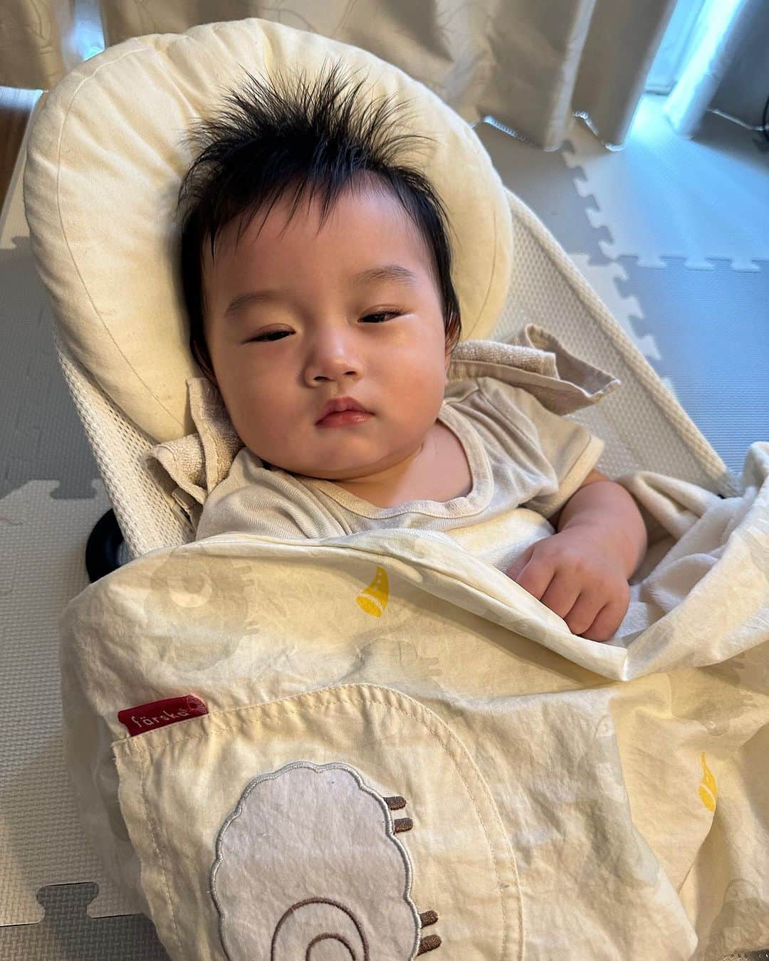 のインスタグラム：「甥っ子ちゃん👶 ファミリー揃って発熱🥵 コロナ陽性でした💦 あんなに動き回ってたのにグッタリ（涙） かわいそう。 早く良くなりますように🙏 #甥活 #おばばか」
