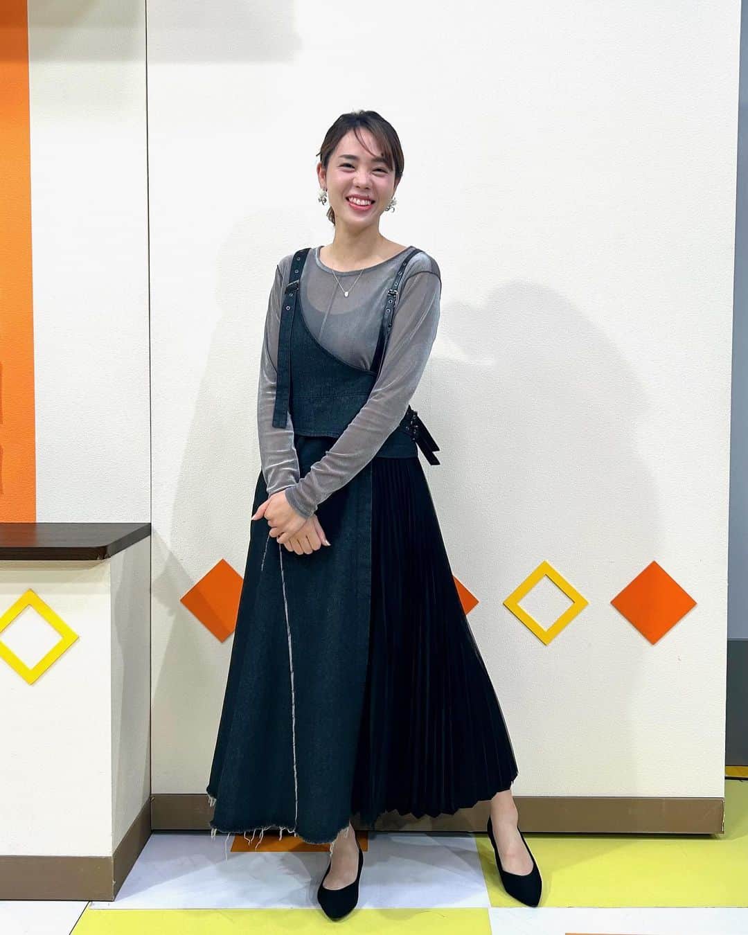 迫田さおりのインスタグラム：「・ 今日の「ですです。」 ・ 衣装👗 @radiatejapan  ・ アクセサリー💍 @soeurmam  ・ 今日の衣装好き！！ デザインが素敵な衣装でした😊 ありがとうございました♪」