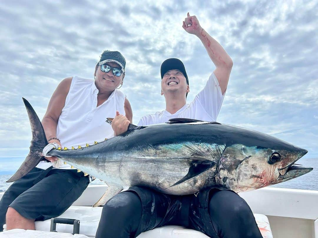 藤川球児のインスタグラム：「新しい旅は最高の結果でした✨✨ 大魔神佐々木主浩の兄貴にお供してチャレンジしてきました‼️ 海の宝石ブラックダイヤモンド（黒マグロ）を青森のあの津軽海峡にて😆😆 海の上で記念撮影📸 4枚目の写真よ…ズドン‼️‼️‼️身体折れるかと思うくらいの引きで🥶🥶あまりの強さに座り込んでしまった。。佐々木さんは楽勝でやり取りしてましたが😂 打ち上げでも焼肉祭り😋😋 現在マグロの解体中です。。 ※水産庁には申告済みです🈸🈸 #kyuji22  #佐々木主浩  #大間のマグロ」