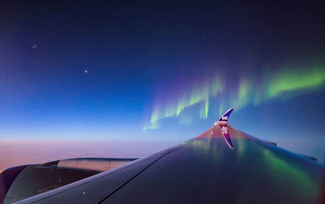 KAGAYAのインスタグラム：「北極海上空より。 翼にオーロラが映っています。 （昨夜撮影）  #オーロラ #星空 #starphotography #sonyalpha #α7rv #aurora」