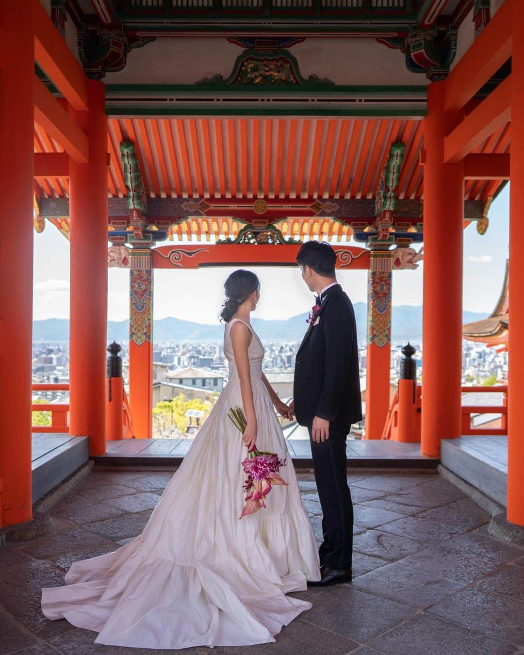 近藤沙良さんのインスタグラム写真 - (近藤沙良Instagram)「wedding photo集📷📘  前撮りや宮古島での写真と 撮影してもらったウェディングフォトを 今になったけど集めてみた🫶🏿  出来るならもう一回結婚式したいくらい 楽しい時期だったなぁ〜🥵  プレ花嫁の時はしたい事がたくさんありすぎて 毎日頭かかえてたけど今考えたら幸せな悩み🫨  プレ花嫁さんはぜひこの期間楽しんでほしい♡  #weddingphoto #weddingdress #kyotowedding #miyakojimawedding #miyakojimaphotographer #京都ウェディング #ウェディングフォト #前撮り #前撮り写真 #宮古島ウェディング #宮古島ウェディングフォト #ウェディングドレス #ウェディングドレスヘア #プレ花嫁 #卒花嫁レポ #卒花しました #michinaru花嫁」9月8日 13時07分 - saaara57