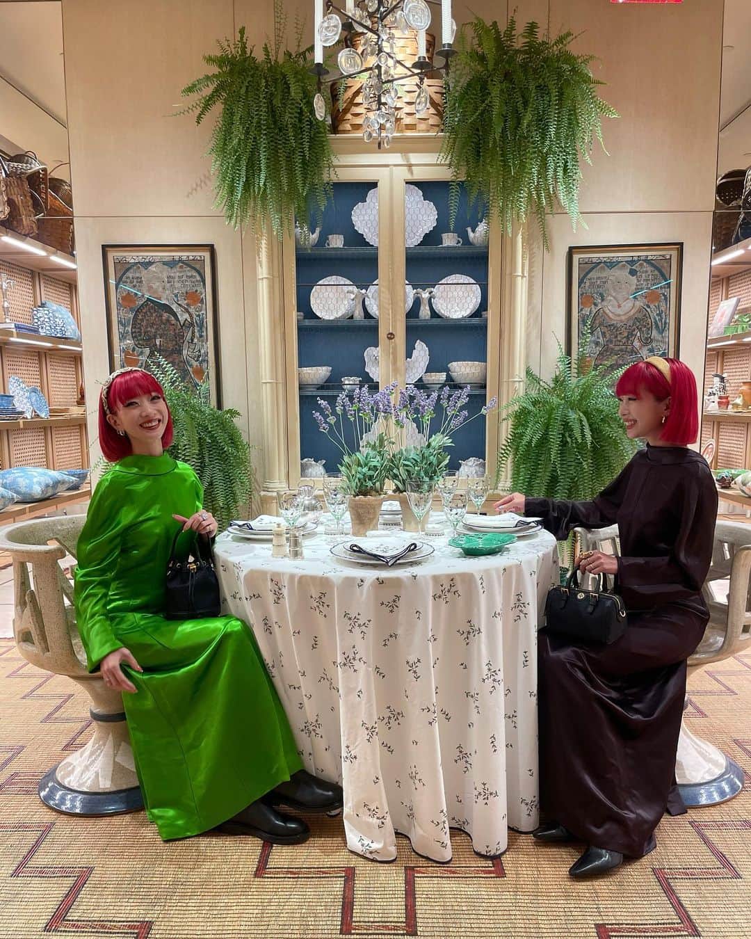 AMIのインスタグラム：「@toryburch 🌼🌿  トリーバーチさんが 自ら内装も手掛けているNYのブティックに行って来ました✨ 温もりが感じられる店内はトリーバーチさんの愛するものでデザインされた感じが伝わってくる😌 お洋服はもちろんHOMEアイテムも可愛すぎる🔥  #Toryburch #トリーバーチ」