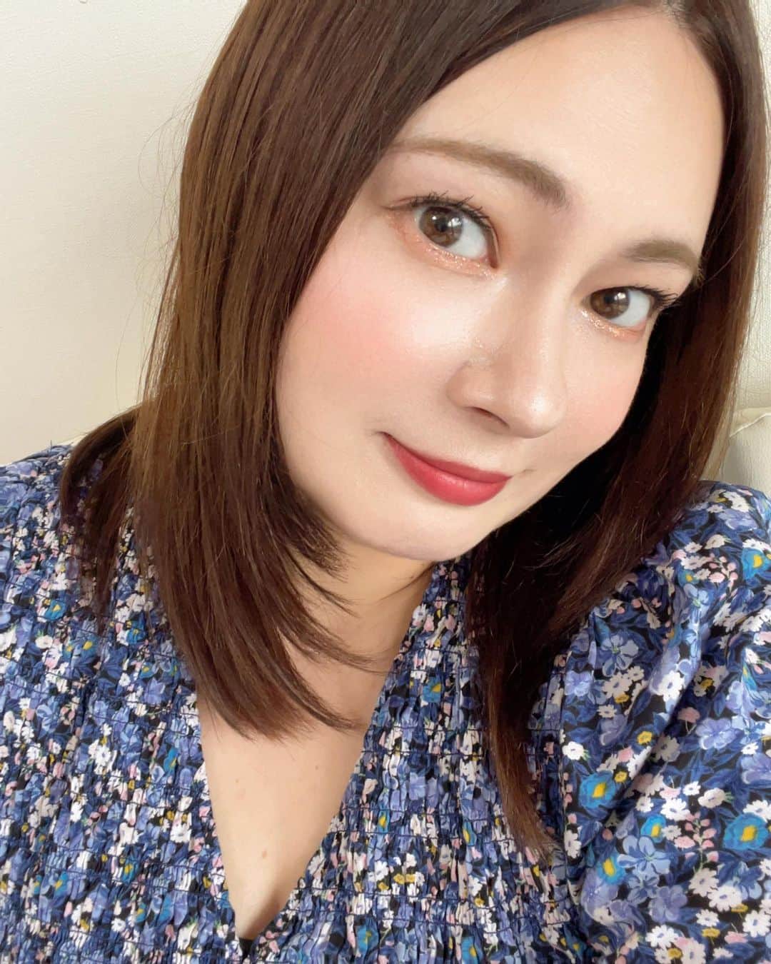 大橋ミチ子のインスタグラム：「今日は、Promille salon ( @promillesalon )に行ってきたよ🥰  美容室〜💇‍♀️✨  担当は、前回に引き続き、そうたくん🍊( @sawtxnova ) 前回のカラーの色がすごくお気に入りで同じ色にしてもらったよ🥰 カットは前髪を髪結んだりした時に出せるように、ちょっとだけ短くしてもらいました🥺✌️  これで前髪のアレンジがしやすくなる〜😍💗  前回、投稿してから、ヘルシーが何人かPromille salon に行ってくれたみたいで、とっても嬉しいよ🩷  早くみんなにサラサラな髪の毛みてもらいたい〜😘❤️  ここ数ヶ月毎日使っている、洗い流さないトリートメント【Promille Milk】と、【Promill oil】も最高すぎて、またまたGetしちゃった😂笑 オイルの方は、今回は、キンモクセイの匂いがするものにしたよん🥰  ヘルシーの中には、Getするか悩んでる人もいるみたいなんだけど これ本当におすすめだから、ぜひGetしてほしいなあ〜☺️✨  今日台風だけど、髪の毛サラサラで気分るんるん🥹🩷  #美容室　#Promillesalon #原宿」