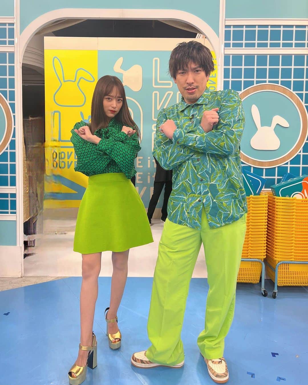 近藤千尋のインスタグラム：「今日も金曜ラヴィットは高校みたいでした🩷😆笑 田渕さんずっっっと喋ってる🤣‼️‼️  そしてまさかのりんちゃんと 衣装かぶりするし😂たまたまだよね？笑😂 加工しまくりの画像面白いから 3枚目見てね！笑🩷  ビリビリ回避できたし 夏休みロケも面白かったし 最高の朝の始まりでした☀️😍 そして みなさま、台風お気を付け下さい😢💦💦  #近藤千尋衣装 tops,skirt @tarajarmon_jp pierce @threefourtime_officia shoes @zara」