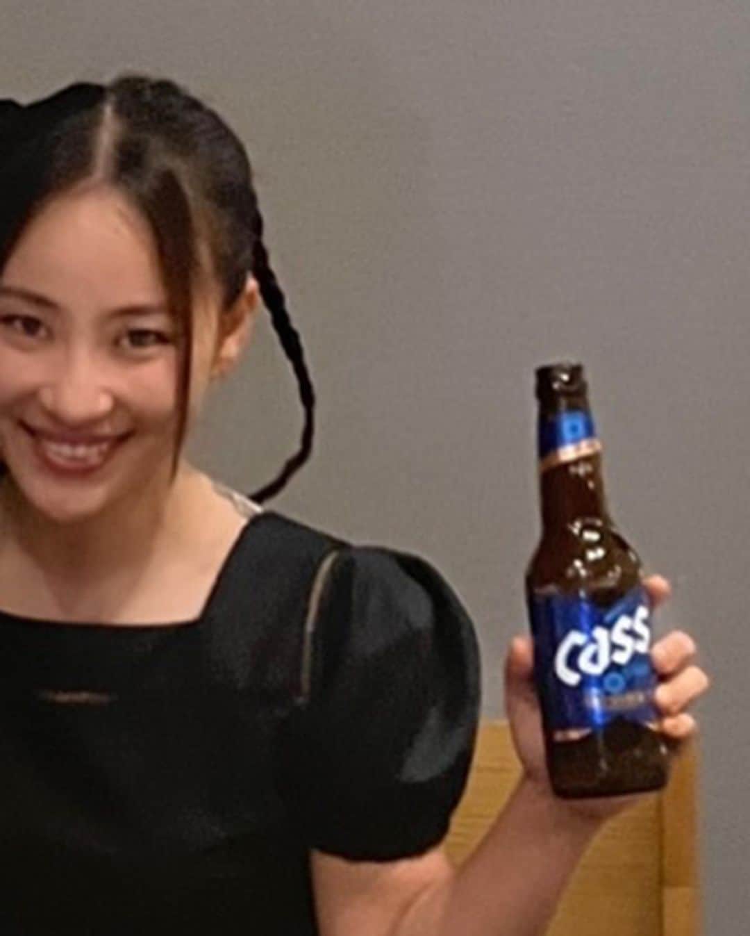のインスタグラム：「대한민국 1등 맥주 카스 💙🍻🍺  #조현아 #카스 #카스꽃꽂이 😃😜🩵」