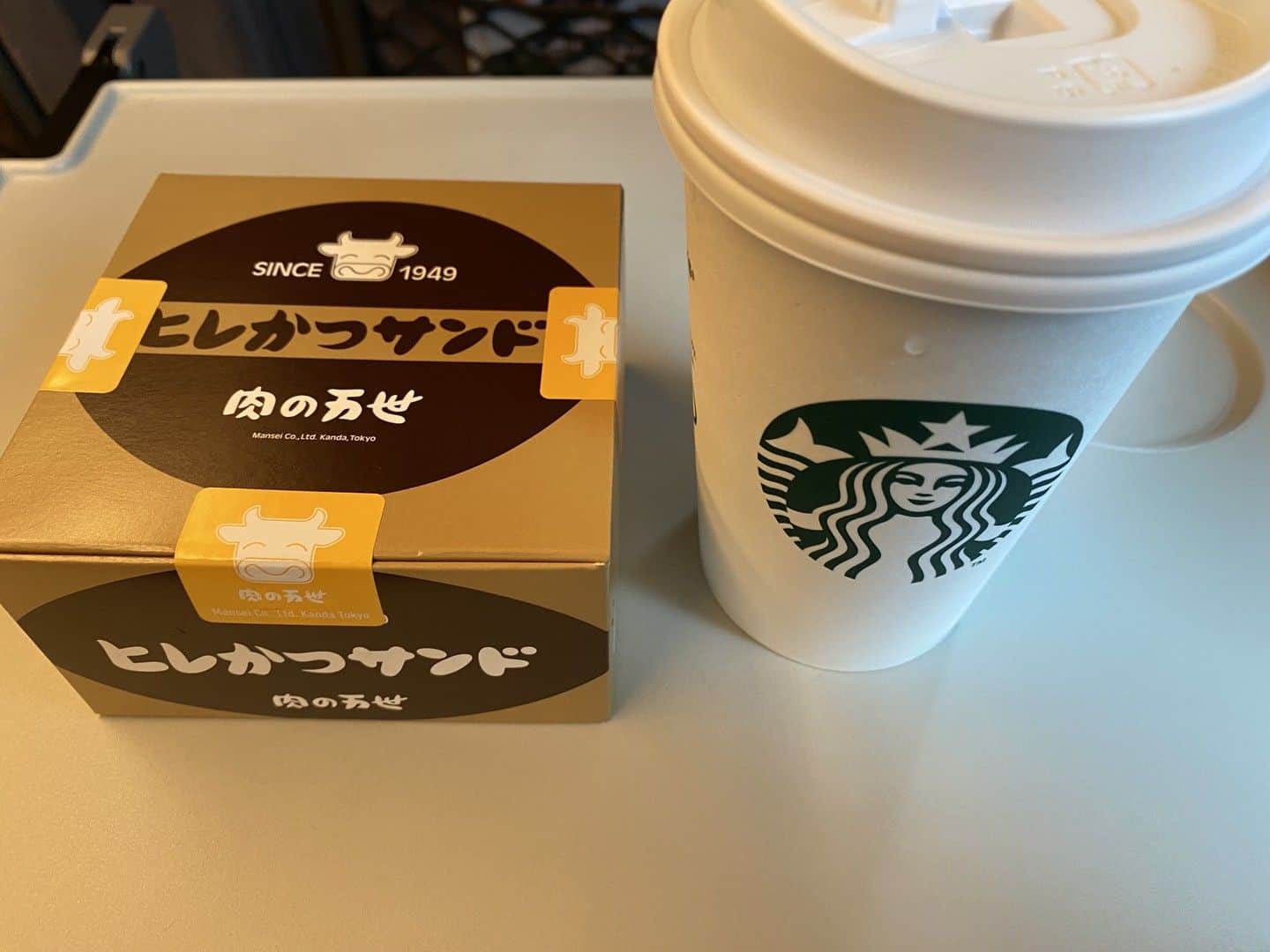前原誠司さんのインスタグラム写真 - (前原誠司Instagram)「今日のお昼は新幹線の車内で、「万世のヒレカツサンド」と「スタバのアイスコーヒー」をいただきました。美味しかったです。ご馳走様でした。（誠）#まえはランチ」9月8日 13時18分 - seiji_maehara.official