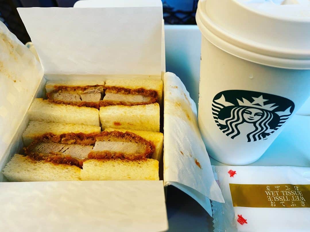 前原誠司のインスタグラム：「今日のお昼は新幹線の車内で、「万世のヒレカツサンド」と「スタバのアイスコーヒー」をいただきました。美味しかったです。ご馳走様でした。（誠）#まえはランチ」