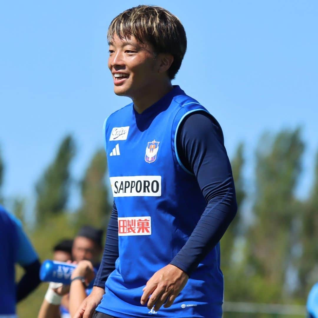アルビレックス新潟のインスタグラム：「選手の練習風景をお届け❣ 今日の三人目は #高木善朗 選手🍀 真剣さとお茶目さを両方見れて最高🤭 何枚目の高木選手が好きですか❓  #albirex #アルビレックス新潟」