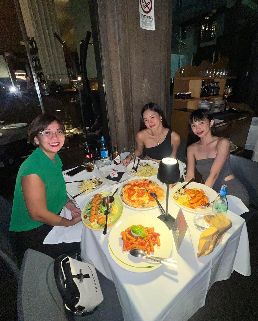 Kim Chiuさんのインスタグラム写真 - (Kim ChiuInstagram)「We spent the first day meeting some of our kababayans. ☺️Maraming salamat po for the warm welcome ❤️ Plus,  ended the night with a great Italian dinner with my miga na gwapa @maymay and momager @edith.farinas 🥰 Good food, a good laugh, and a grateful heart for our day 1.😇 Grazie mille Milan!!!🇮🇹 @asapofficial #AsapNatinToMilan」9月8日 13時29分 - chinitaprincess